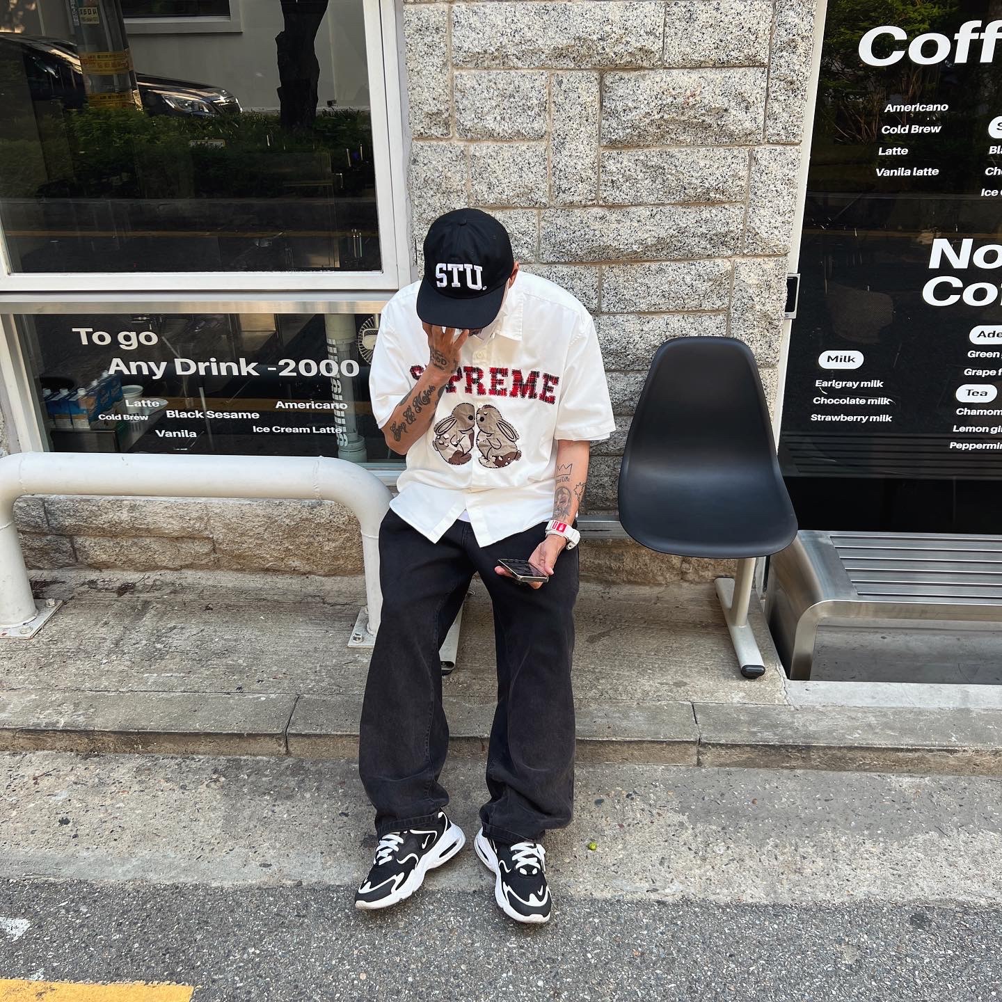 Stussy Stu Arch Strapback Cap Black, Supreme Bunnies S/S Work Shirt White - 23SS 착용 스타일 - 4