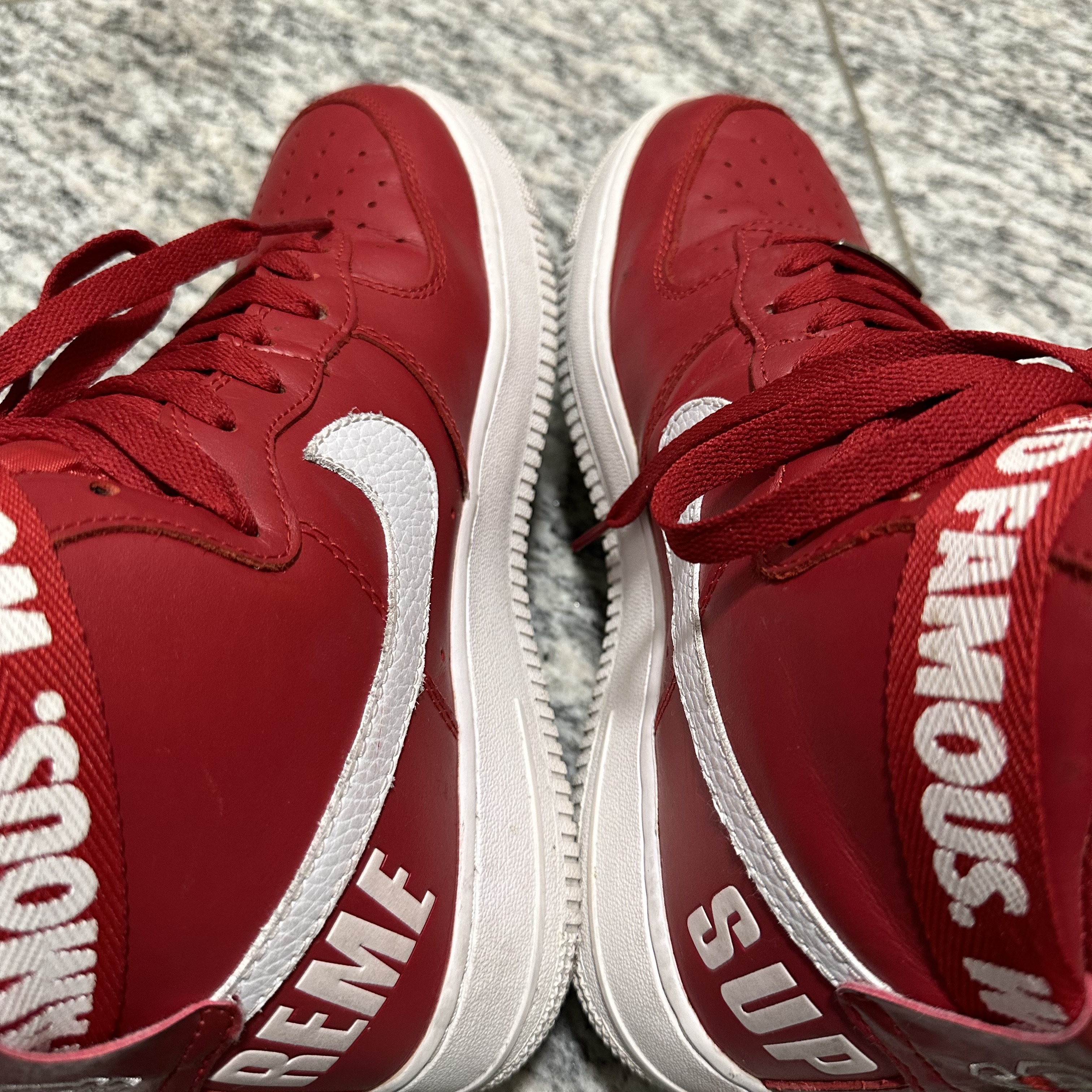 Nike x Supreme Air Force 1 High World Famous Red 착용 스타일