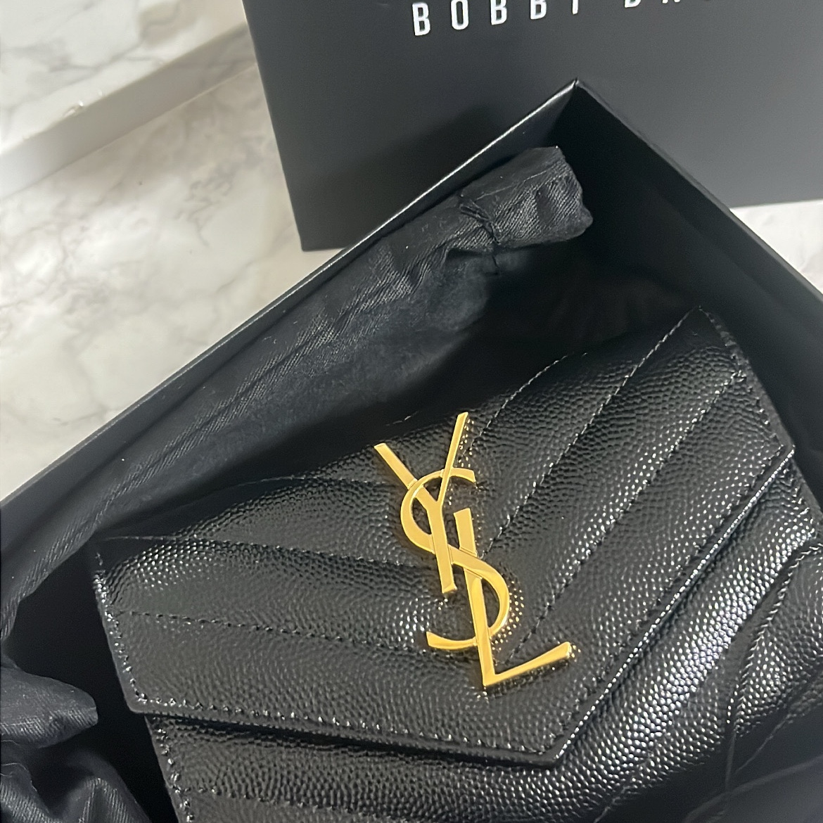 Saint Laurent Cassandre Matelasse Small Envelope Wallet in Grain de Poudre Embossed Leather Black Gold 착용 스타일