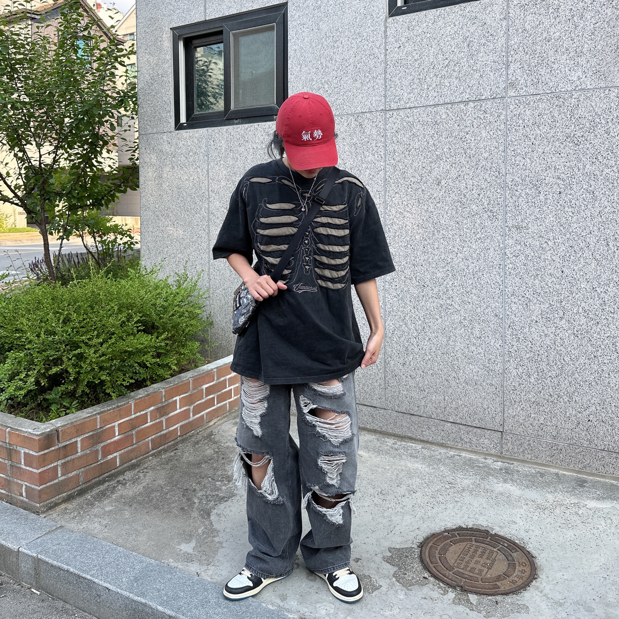 Supreme Bandana Tarp Side Bag Black - 21SS, Jordan 1 x Travis Scott x Fragment Retro Low OG SP Military Blue 착용 스타일 - 2