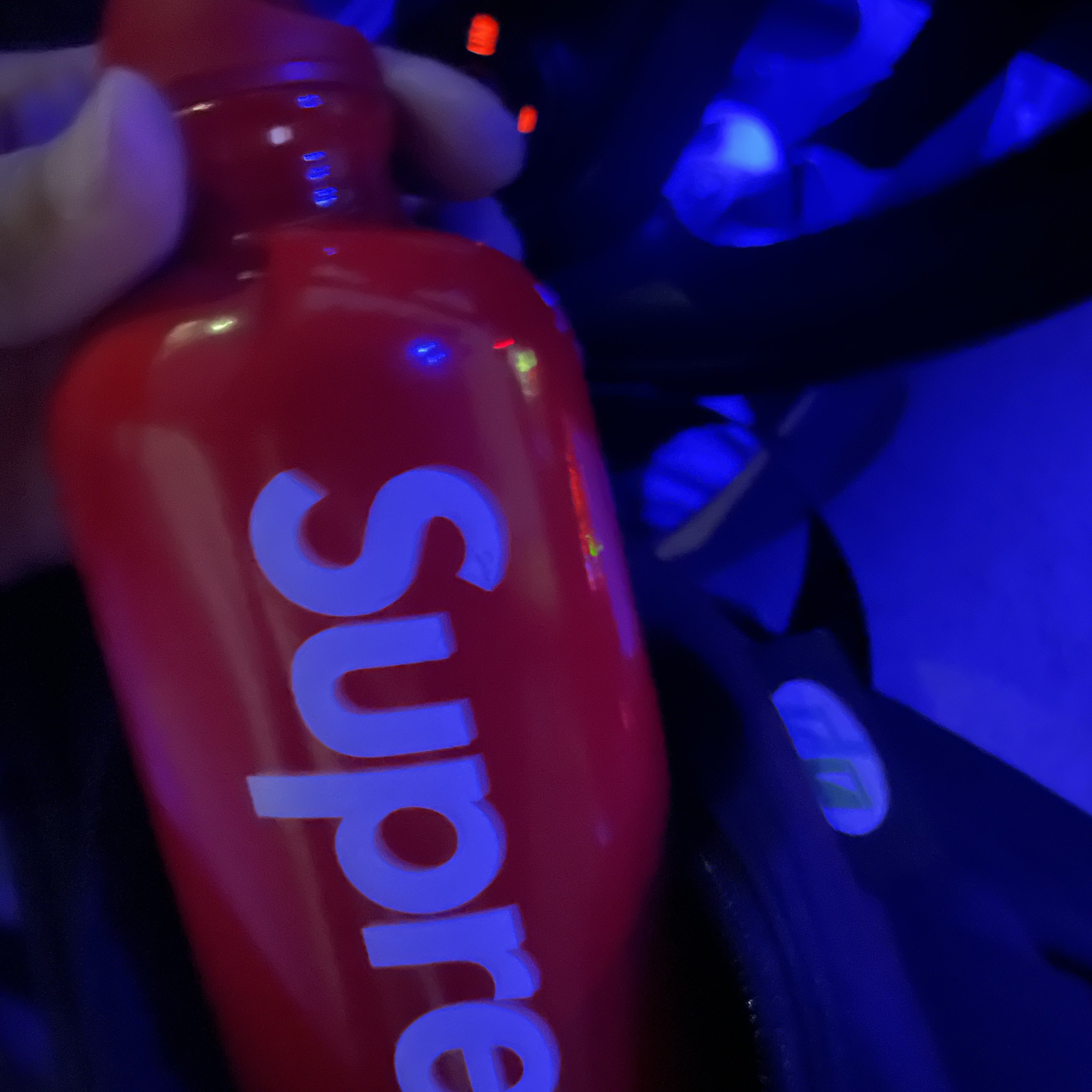 Supreme x Sigg Traveller 0.6L Water Bottle Red - 23SS 착용 스타일