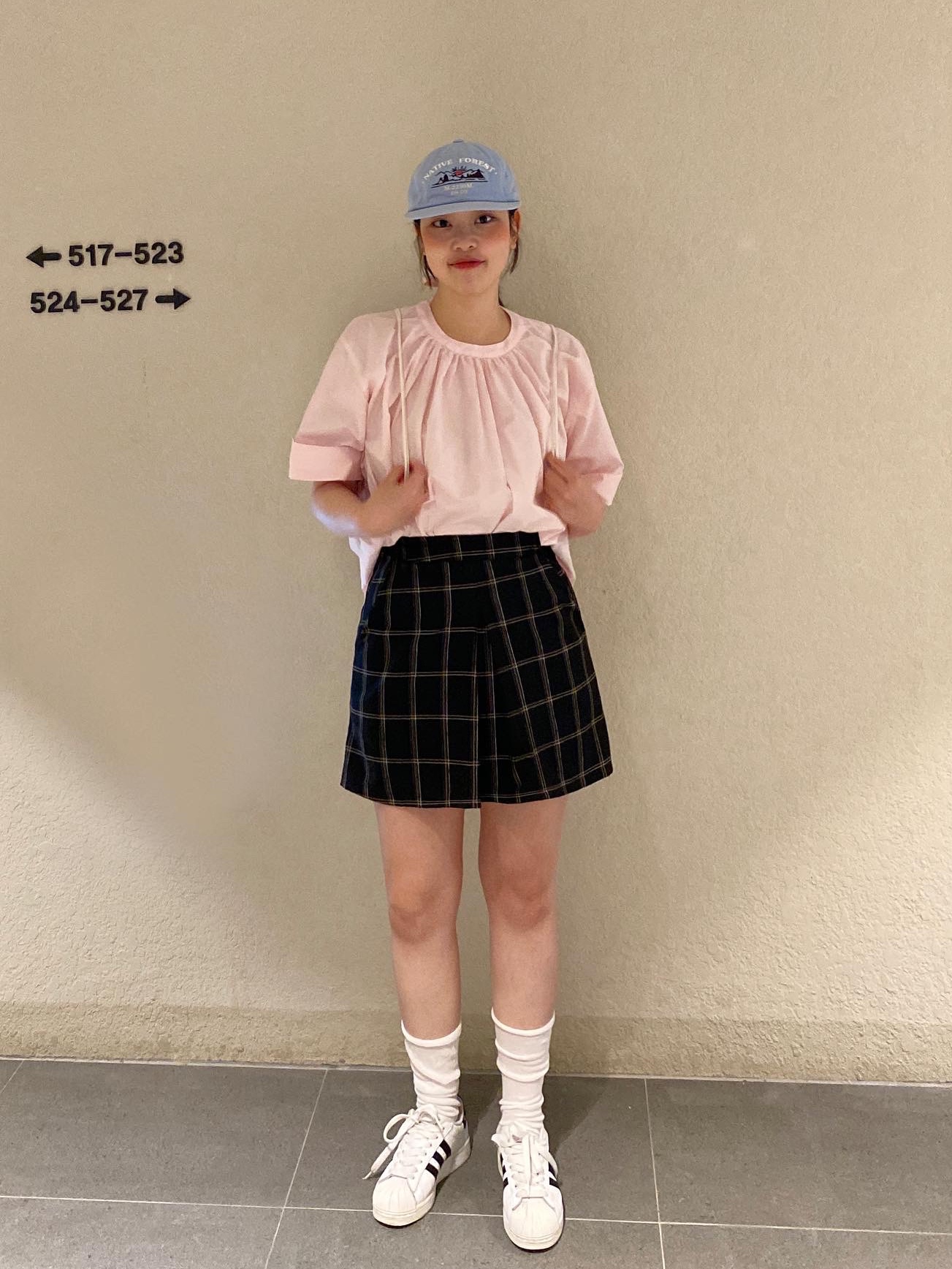 아디다스 슈퍼스타 화이트 블랙 착용 스타일 - 1