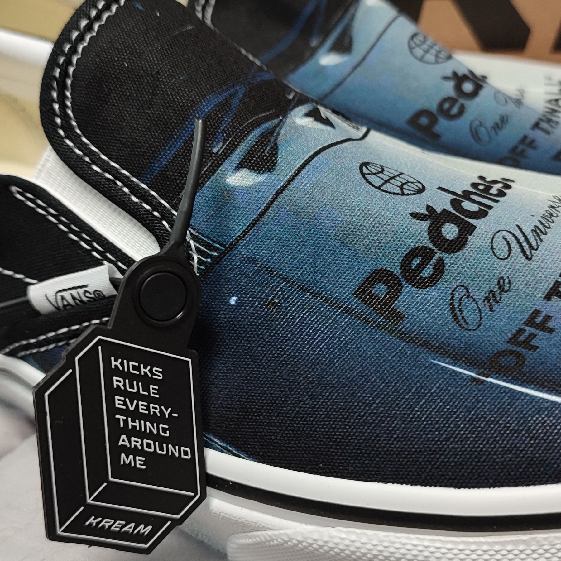 Vans x Peaches. Classic Slip-On Black True White 착용 스타일 - 2