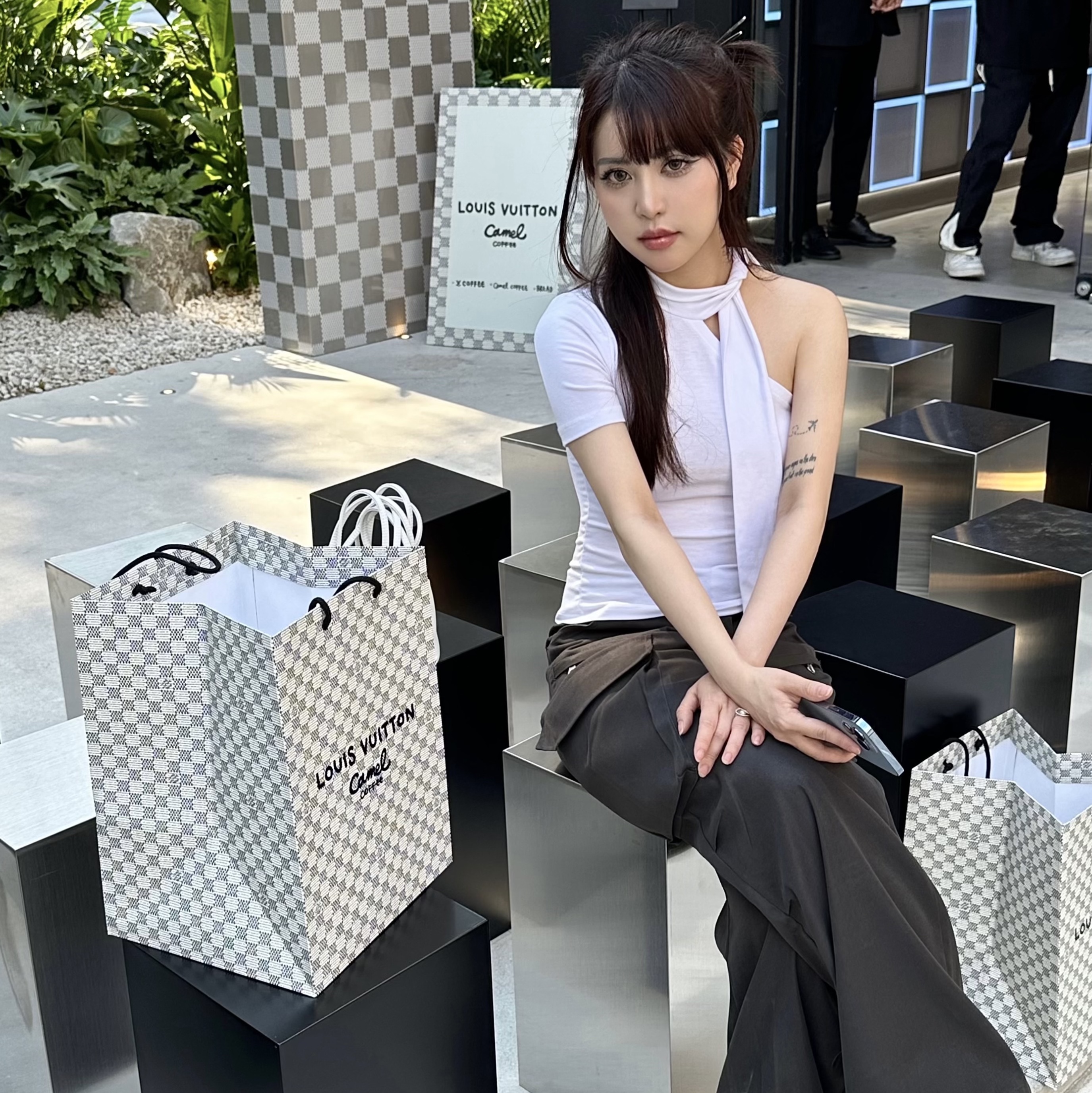 Adidas Yeezy Foam RNNR Sand 착용 스타일 - 1