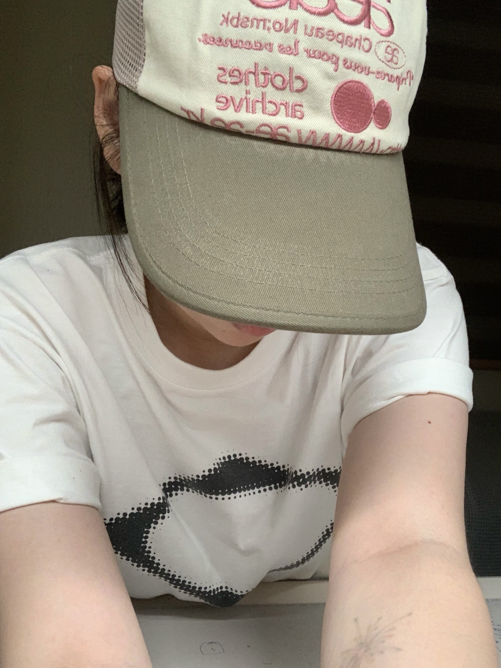 (W) Mischief Rhombus Blur T-Shirt Basic White, Aeae Web Logo Mesh Cap Olive Beige 착용 스타일