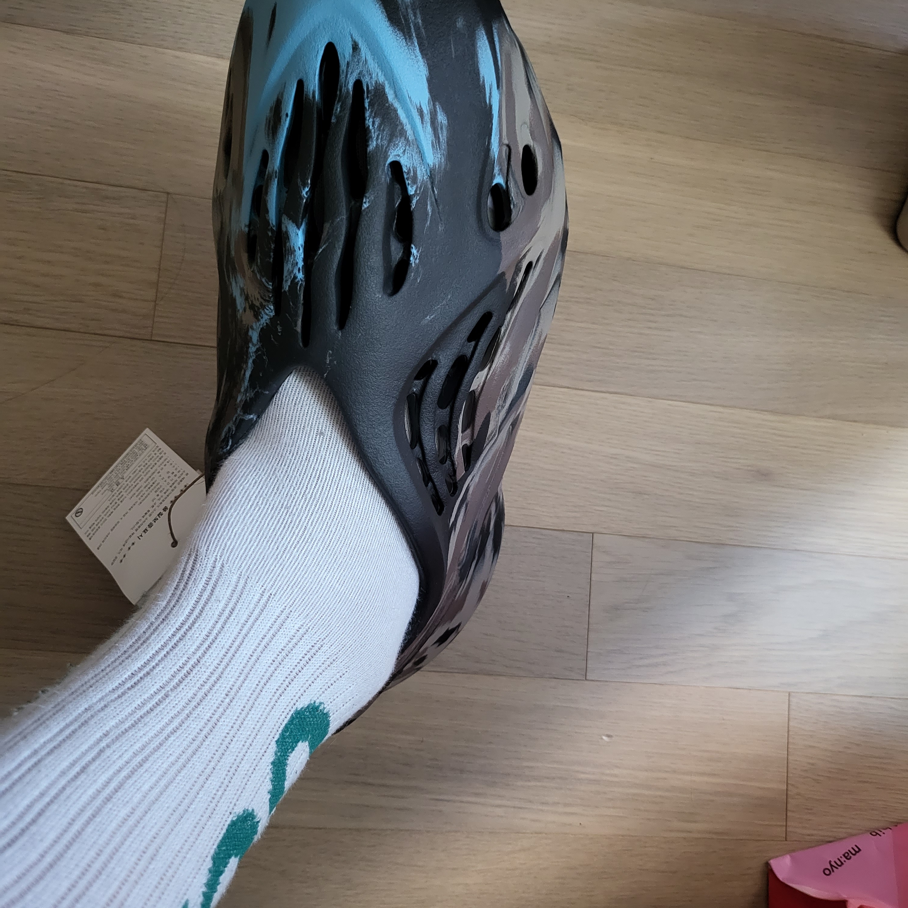 Adidas Yeezy Foam RNNR MX Cinder 착용 스타일