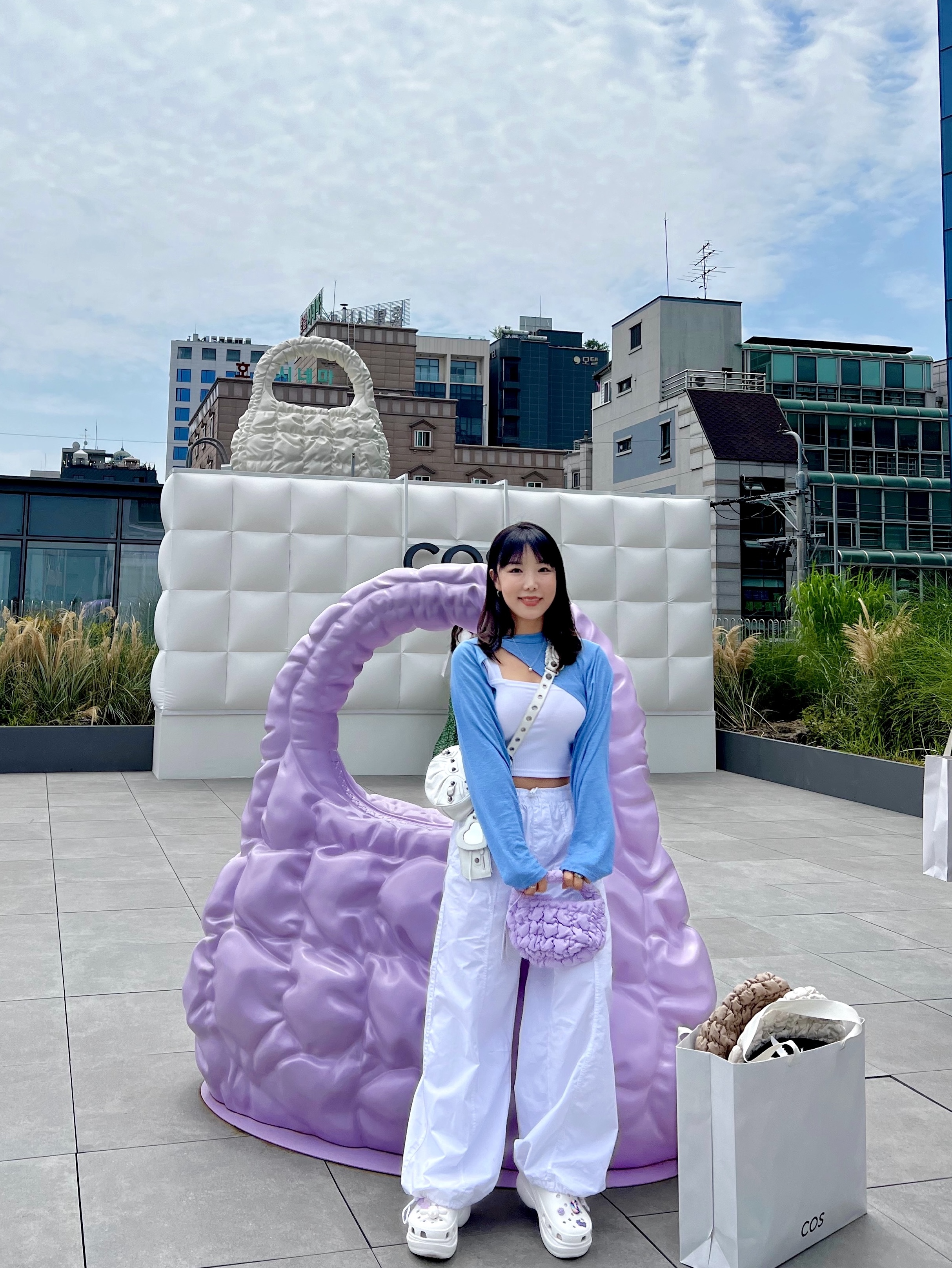 COS Quilted Micro Bag Purple, Balenciaga Arena Lambskin Le Cagole XS Shoulder Bag White 착용 스타일 - 1