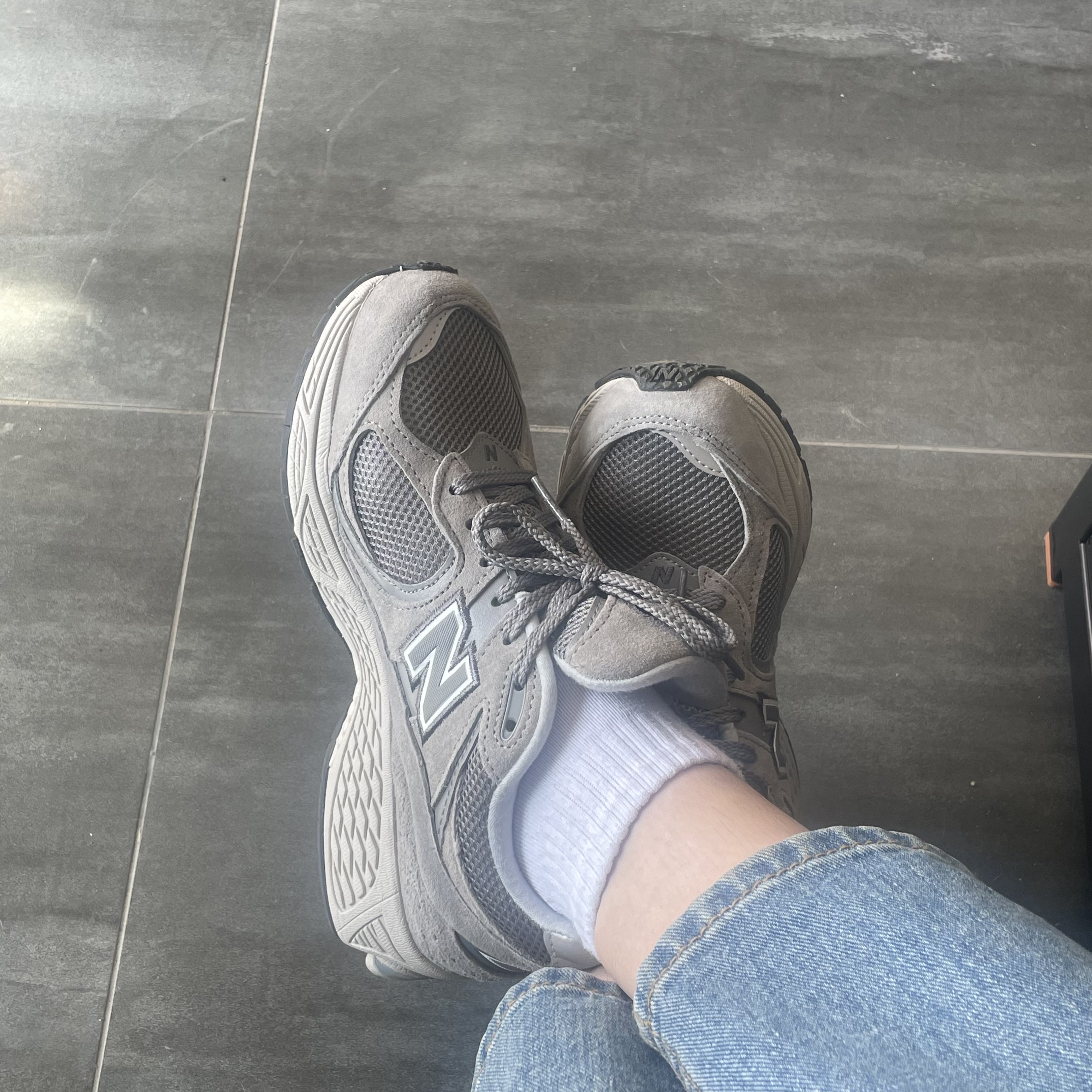 New Balance 2002R Grey 착용 스타일 - 2