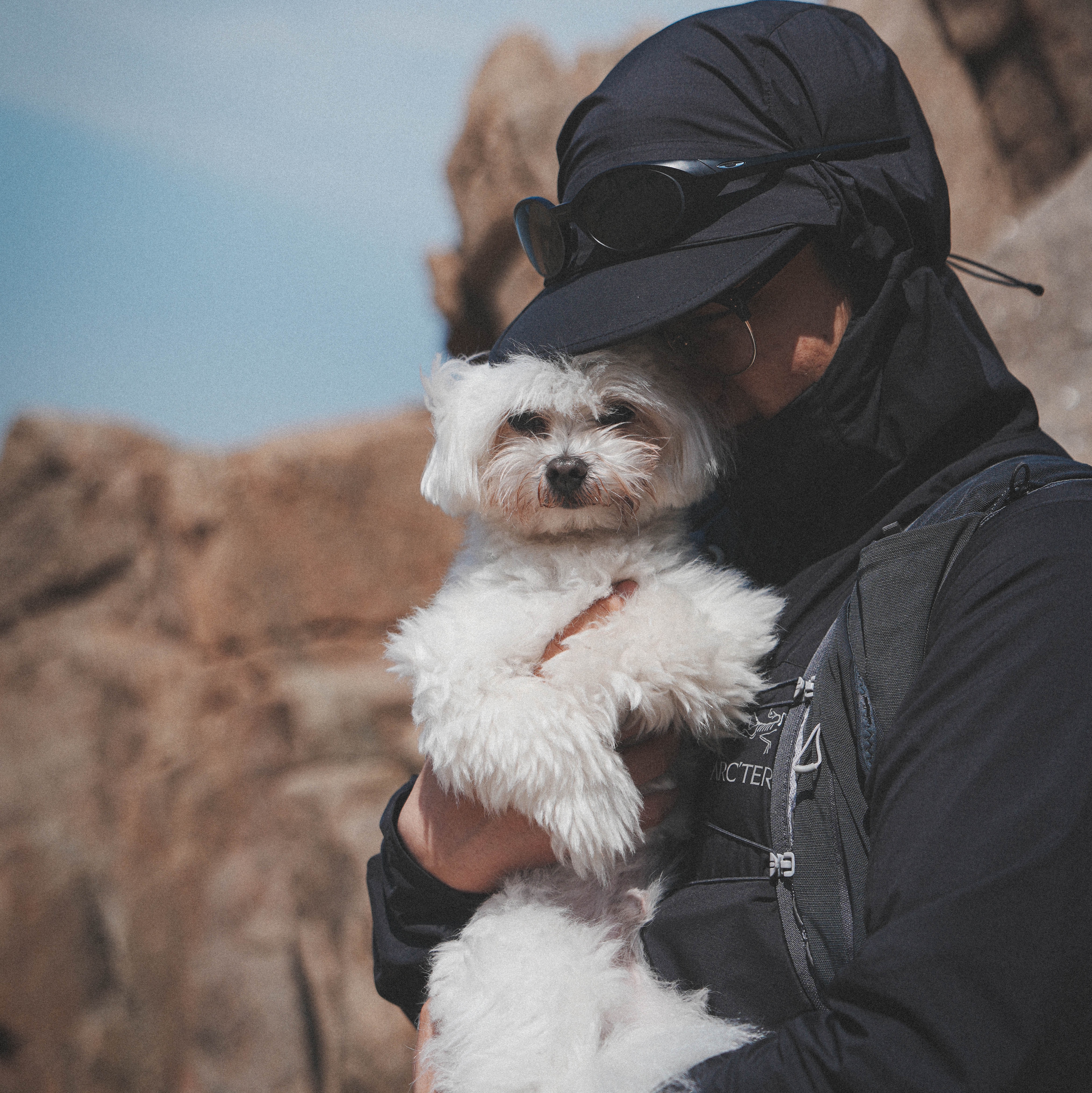 Arc'teryx Squamish Hoody Black, Oakley Eye Jacket Redux Matte Black Frame Prizm Grey Lenses High Bridge Fit 착용 스타일 - 3