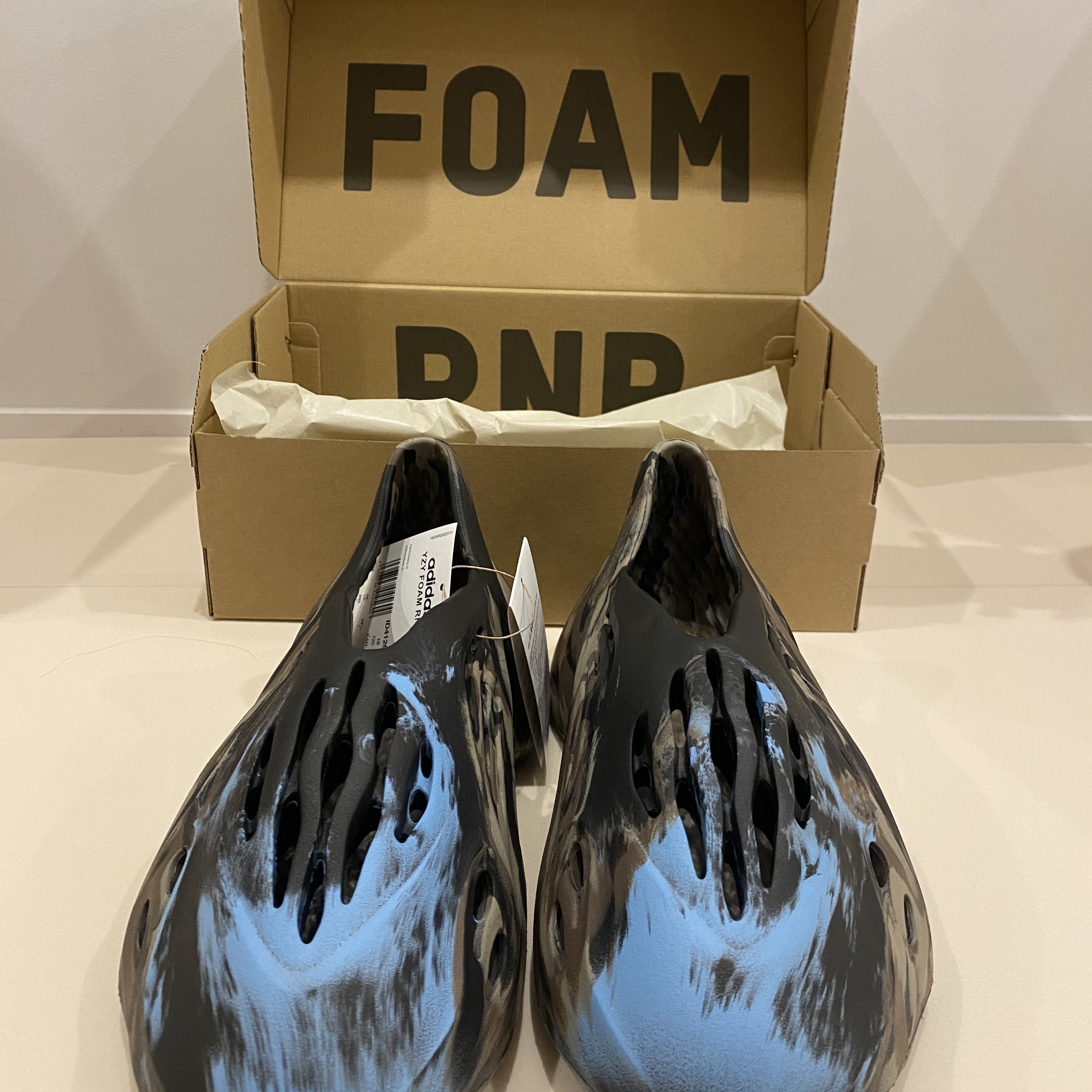 Adidas Yeezy Foam RNNR MX Cinder 착용 스타일 - 1