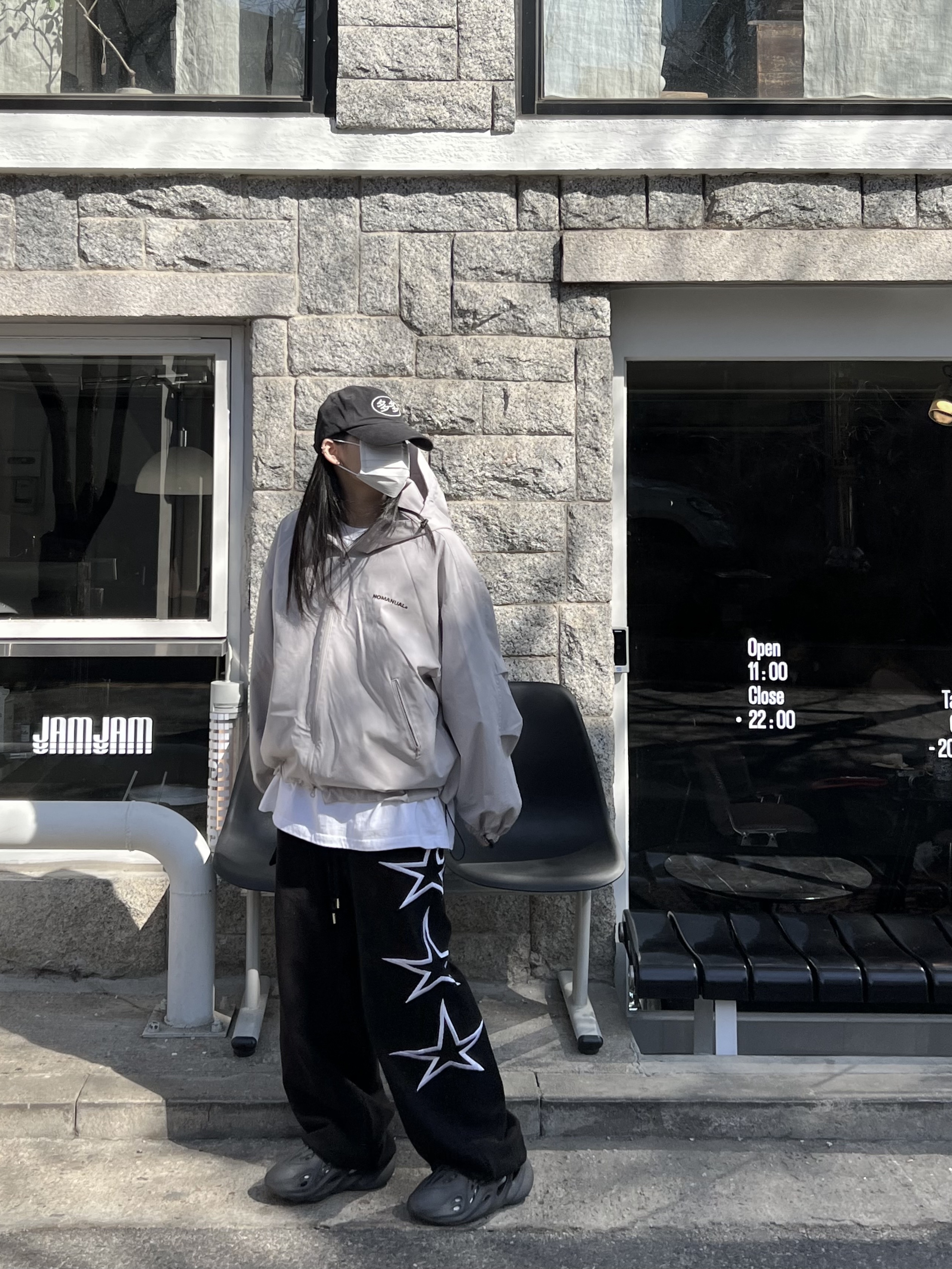 아디다스 이지 폼 러너 오닉스, 다다 로고 캡 블랙 화이트 착용 스타일 - 3
