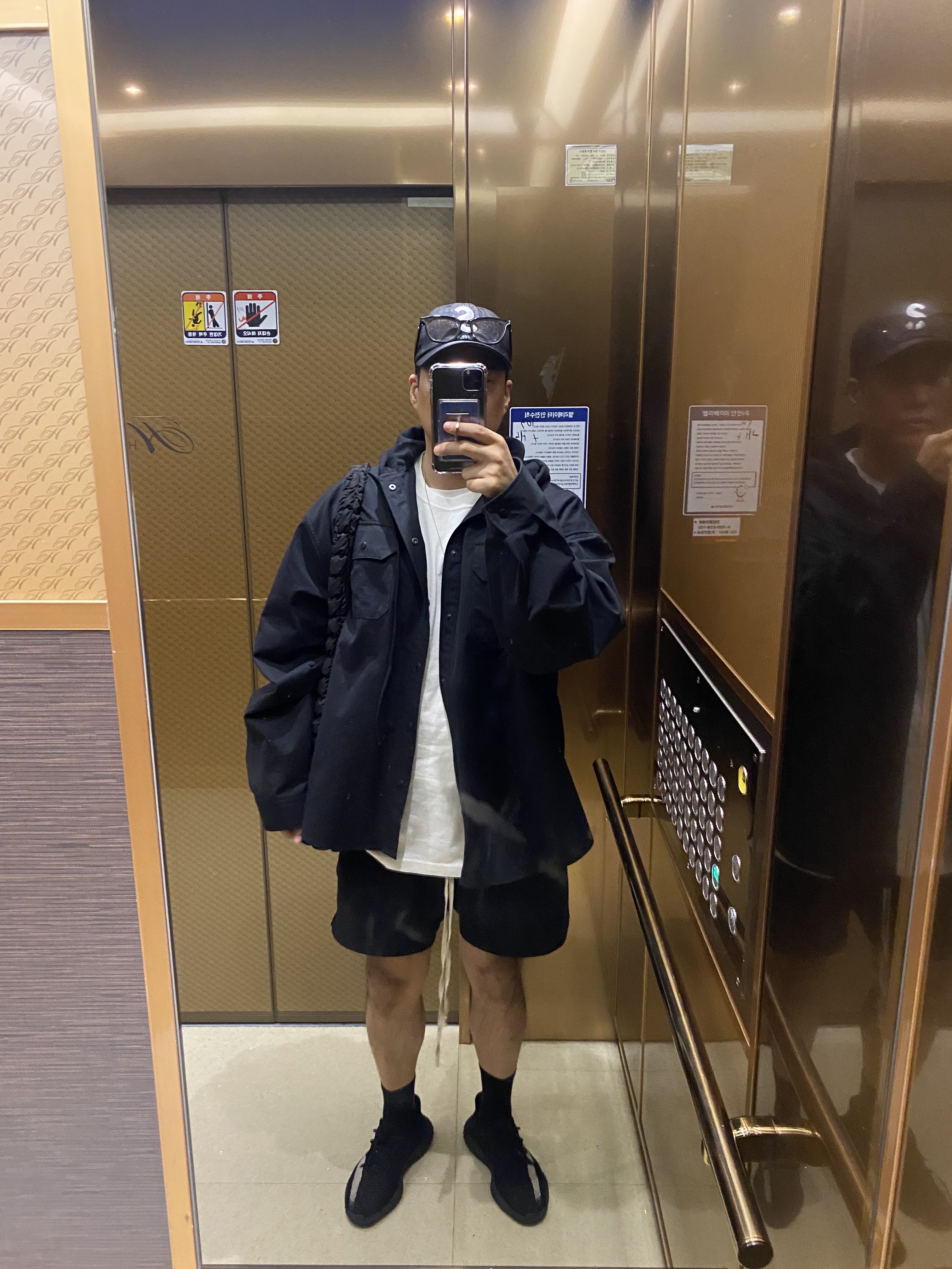 Adidas Yeezy Boost 350 V2 Core Black White 2022, COS Quilted Oversized Shoulder Bag Black 착용 스타일