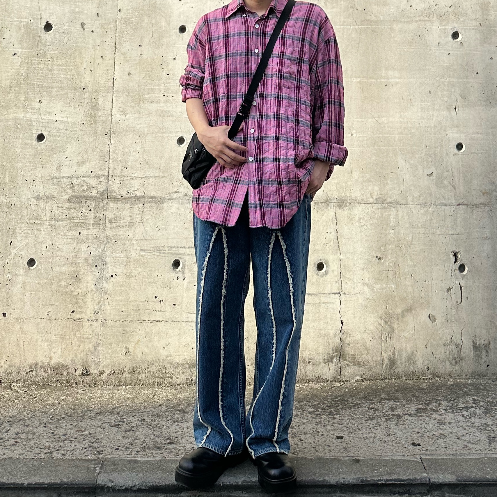 Our Legacy Borrowed BD Shirt Cerise Memory Check, Our Legacy Third Cut Slash Denim 착용 스타일