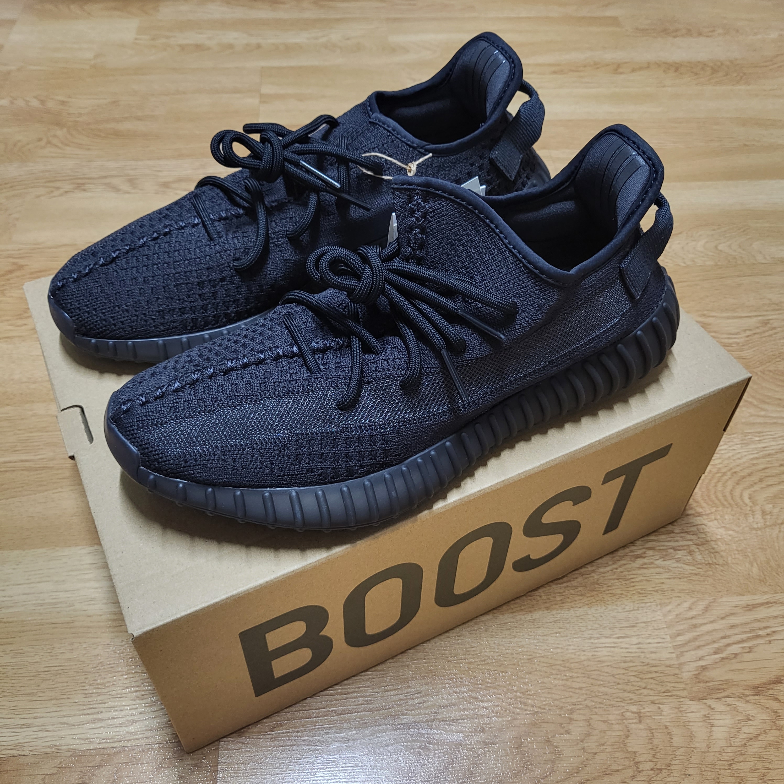 Adidas Yeezy Boost 350 V2 Onyx 착용 스타일