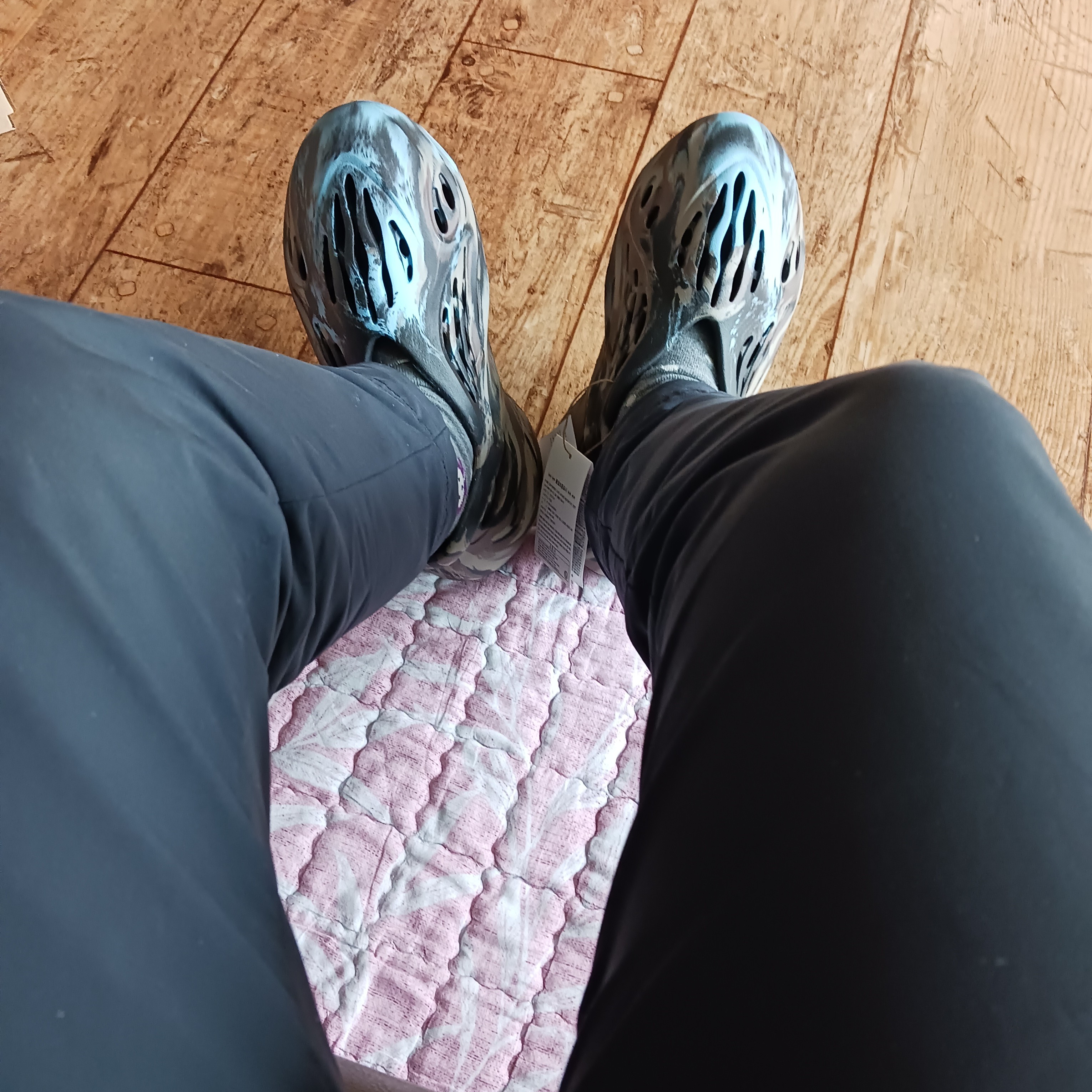 Adidas Yeezy Foam RNNR MX Cinder 착용 스타일 - 3