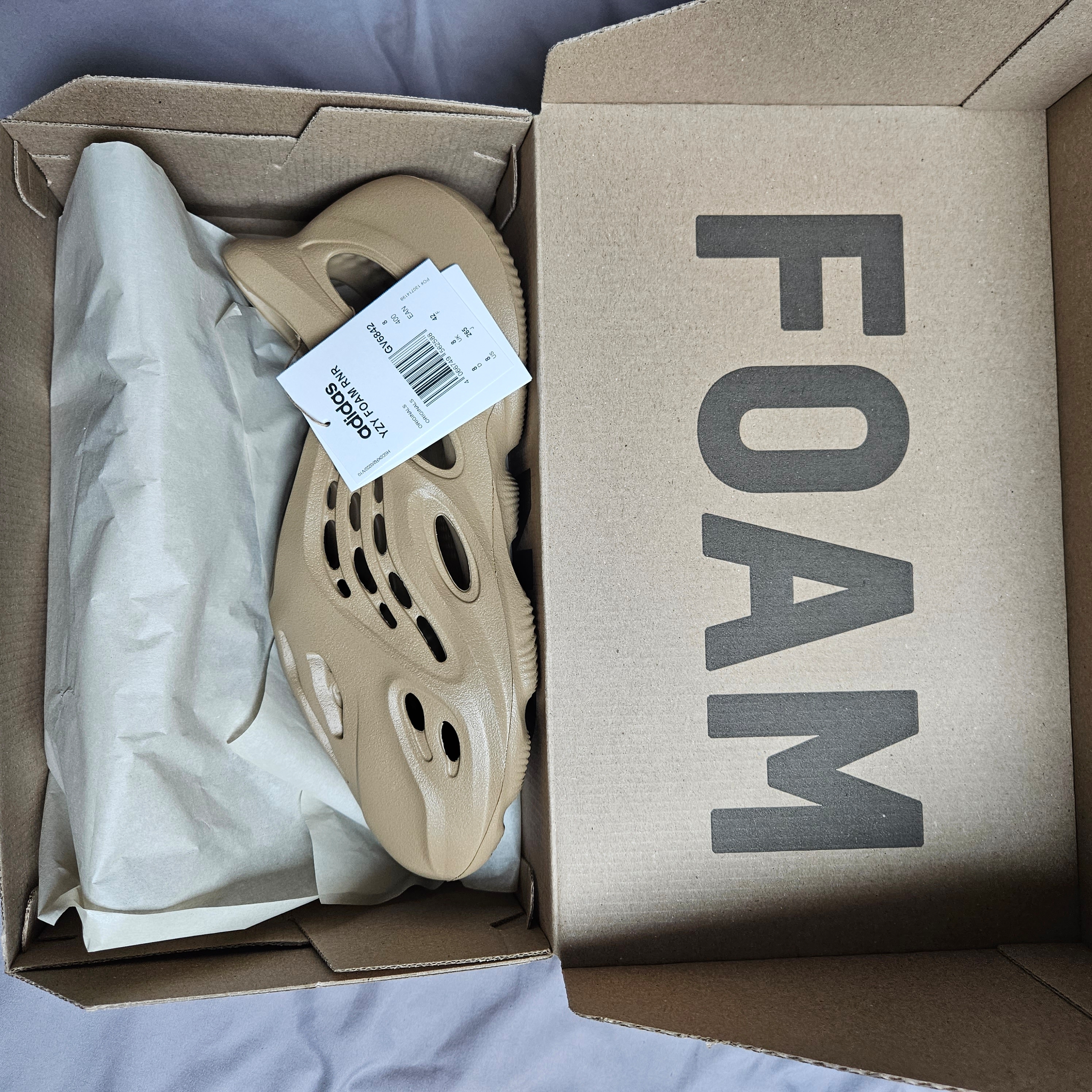 Adidas Yeezy Foam RNNR Clay Taupe 착용 스타일
