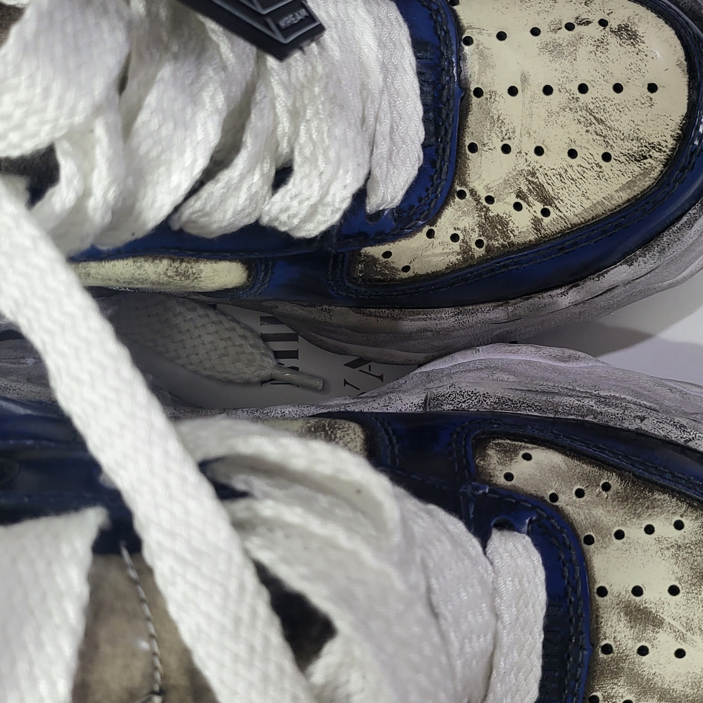 Maison Mihara Yasuhiro Wayne OG Sole Brushed Patent Low-top Sneakers Blue 착용 스타일
