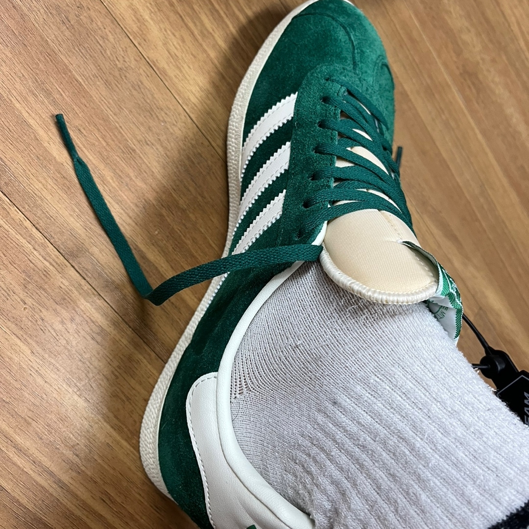 Adidas Gazelle Dark Green Cream White 착용 스타일