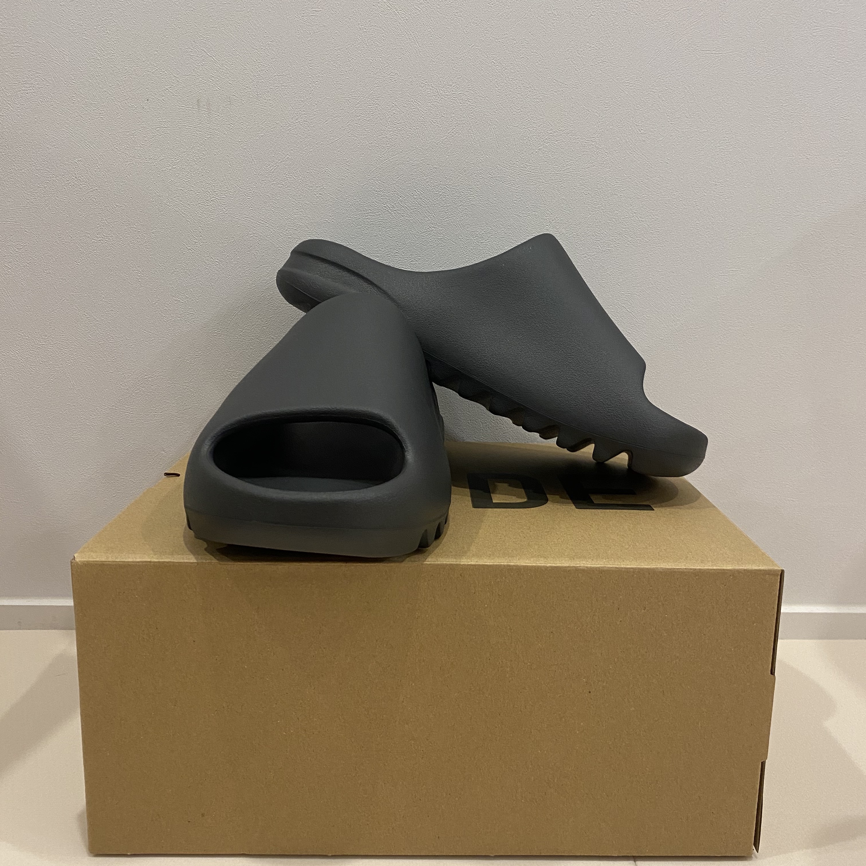 Adidas Yeezy Slide Onyx 착용 스타일 - 2
