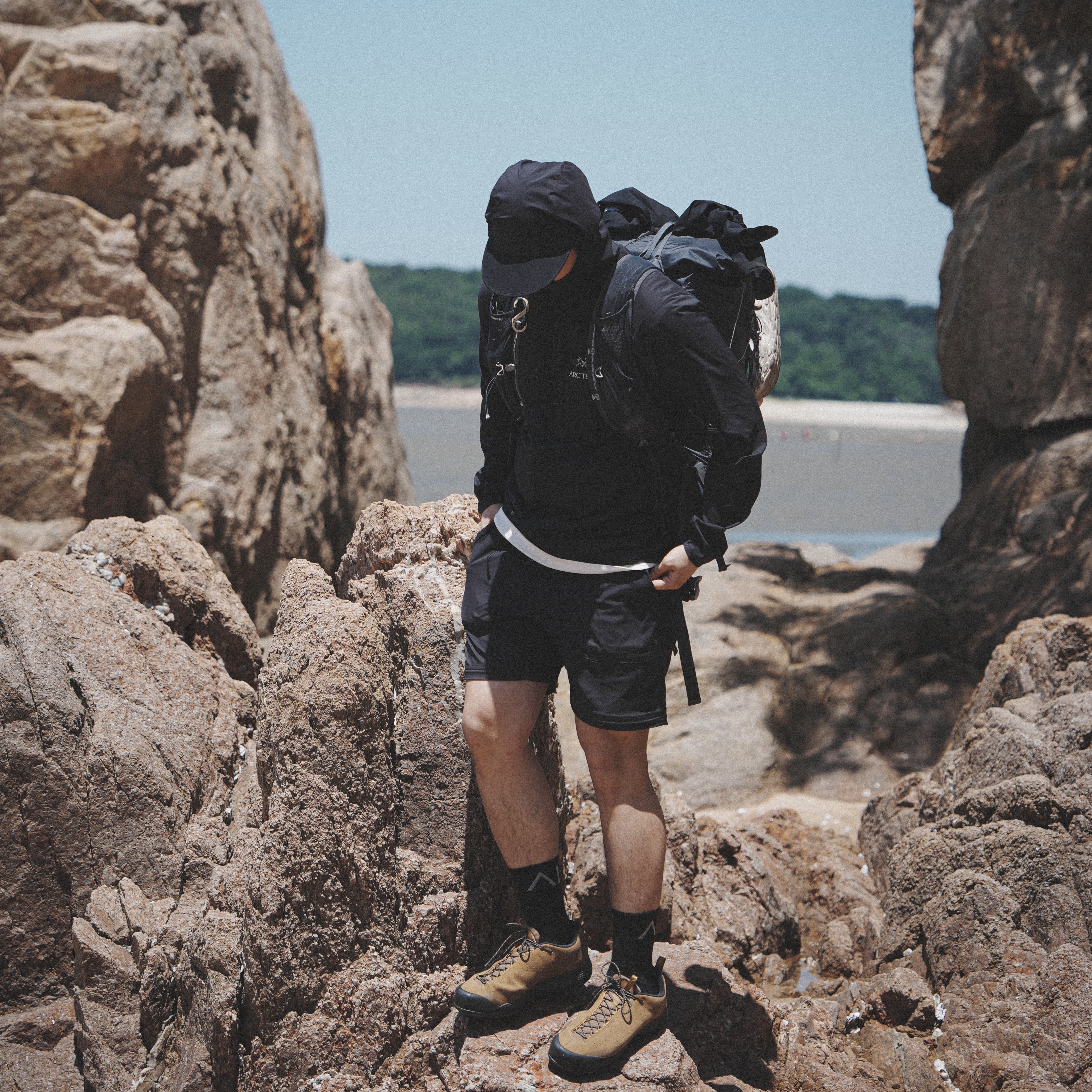 Arc'teryx Squamish Hoody Black, Oakley Eye Jacket Redux Matte Black Frame Prizm Grey Lenses High Bridge Fit 착용 스타일 - 2