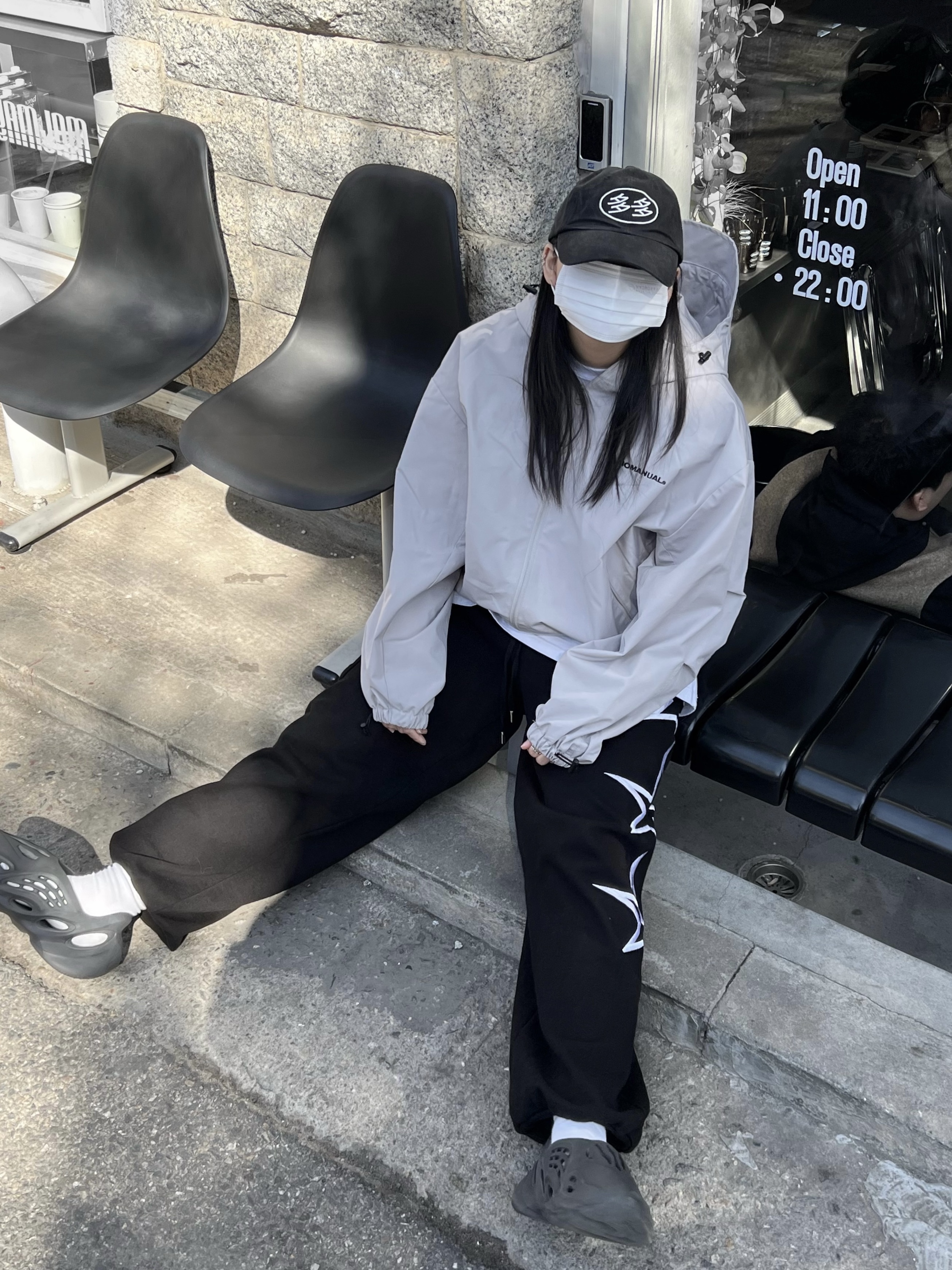 아디다스 이지 폼 러너 오닉스, 다다 로고 캡 블랙 화이트 착용 스타일 - 1