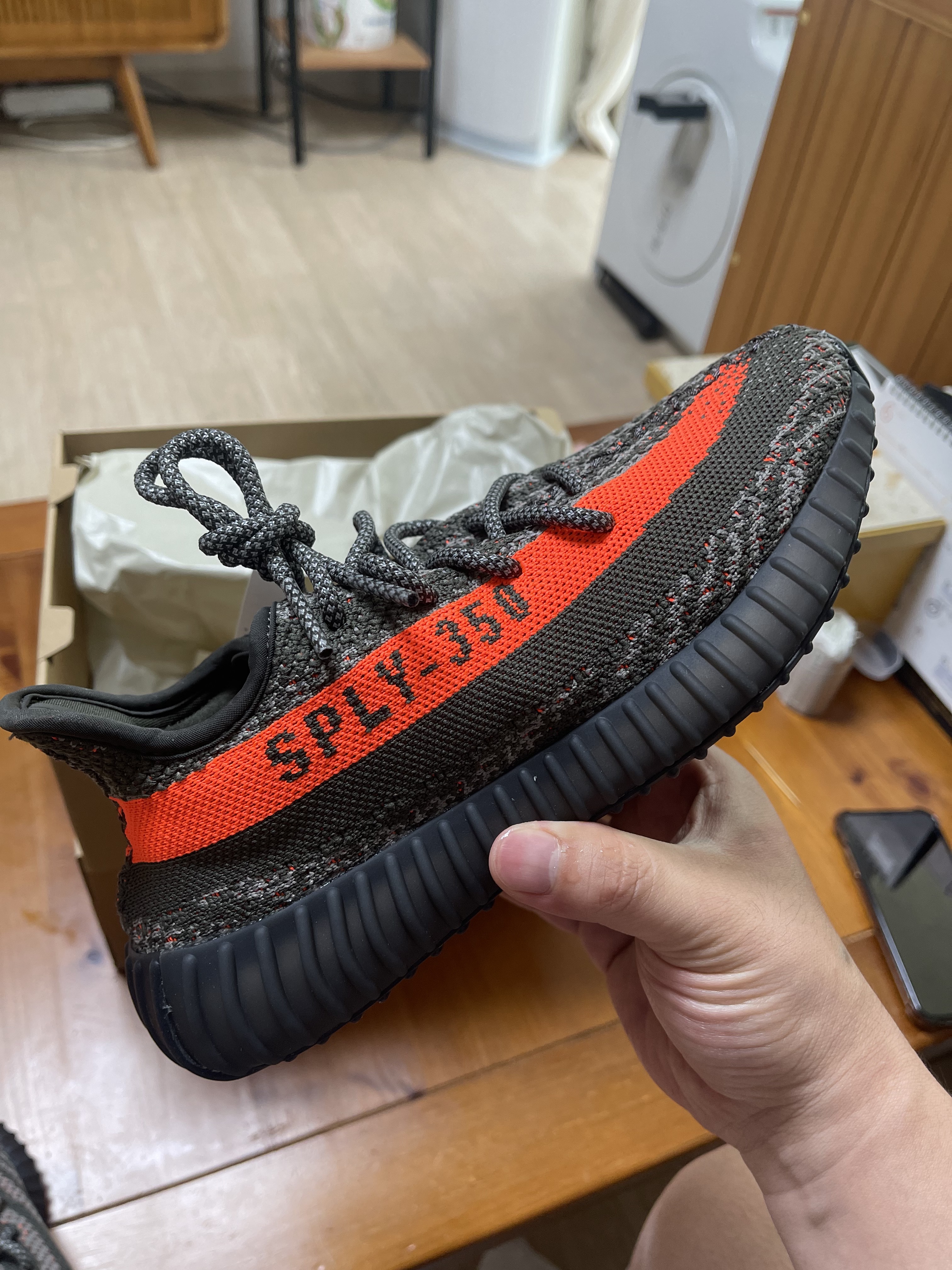 Adidas Yeezy Boost 350 V2 Carbon Beluga 착용 스타일 - 3