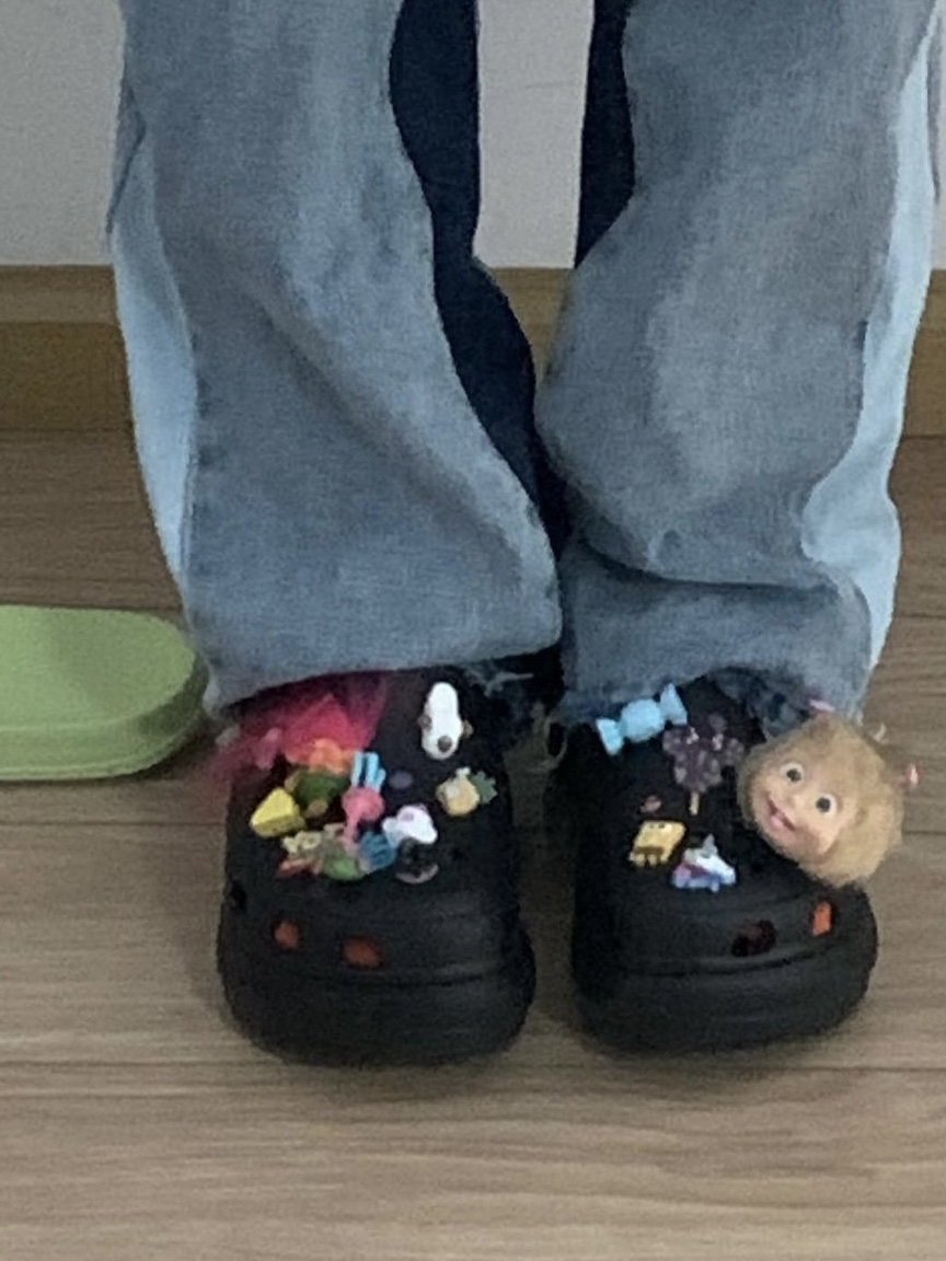 (W) Crocs Classic Platform Clog Black 착용 스타일 - 1