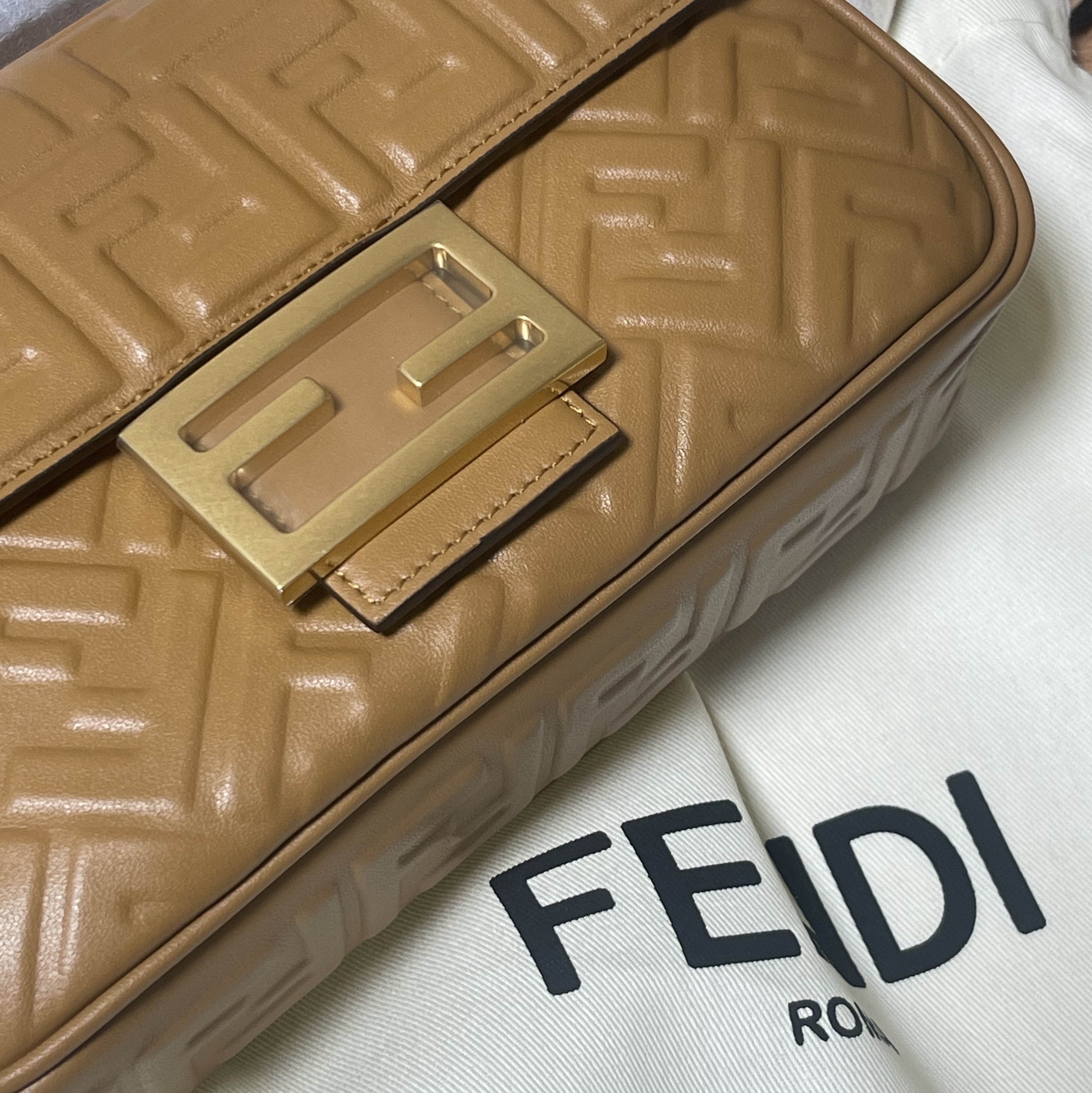 Fendi Baguette Chain Midi Leather Bag Caramel 착용 스타일