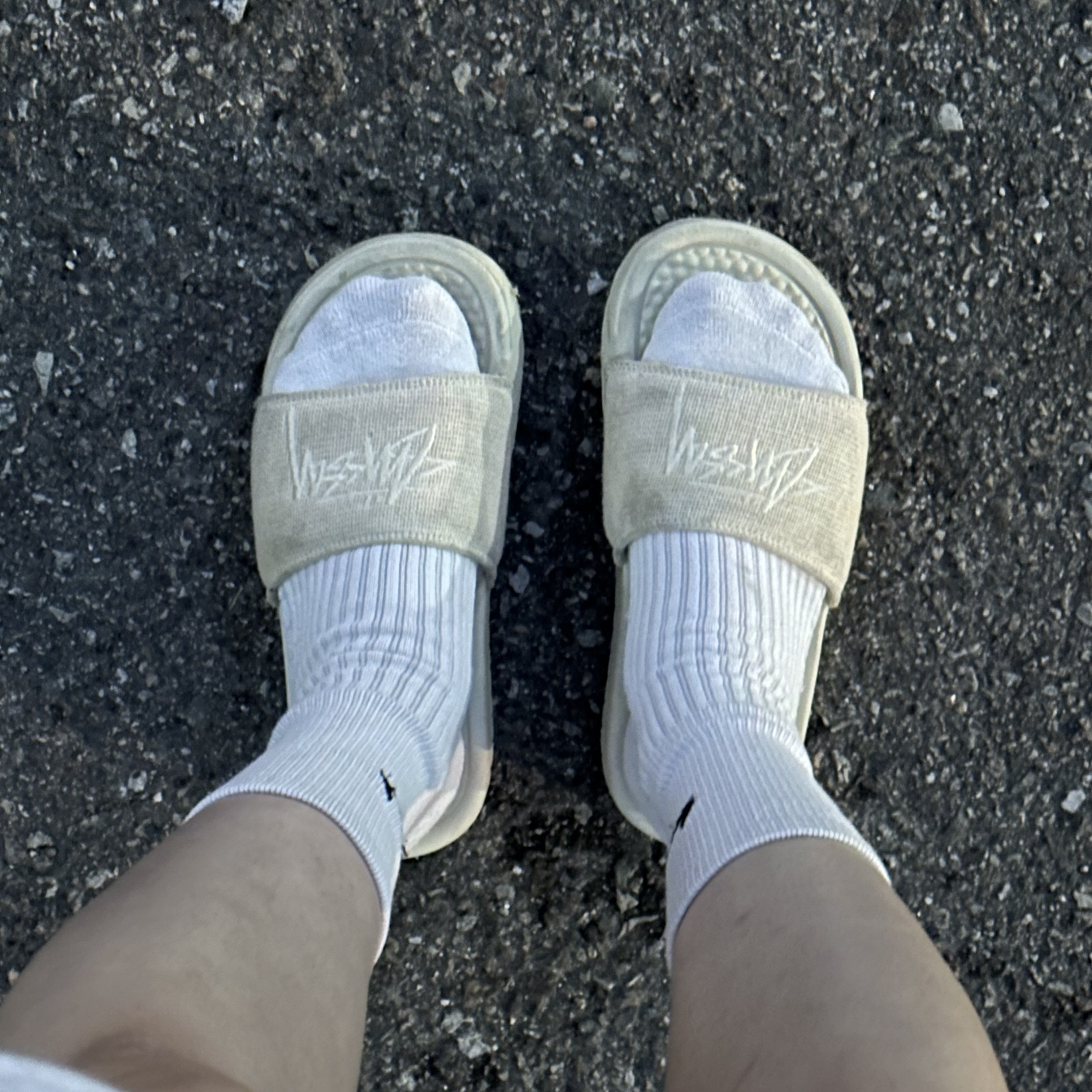 Nike x Stussy Benassi Hemp Slide Fossil Stone 착용 스타일