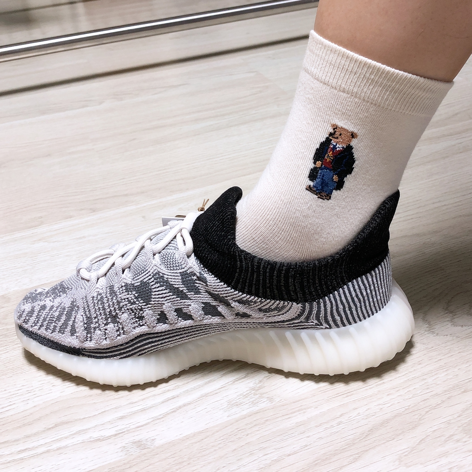 Adidas Yeezy 350 V2 CMPCT Slate White 착용 스타일 - 1