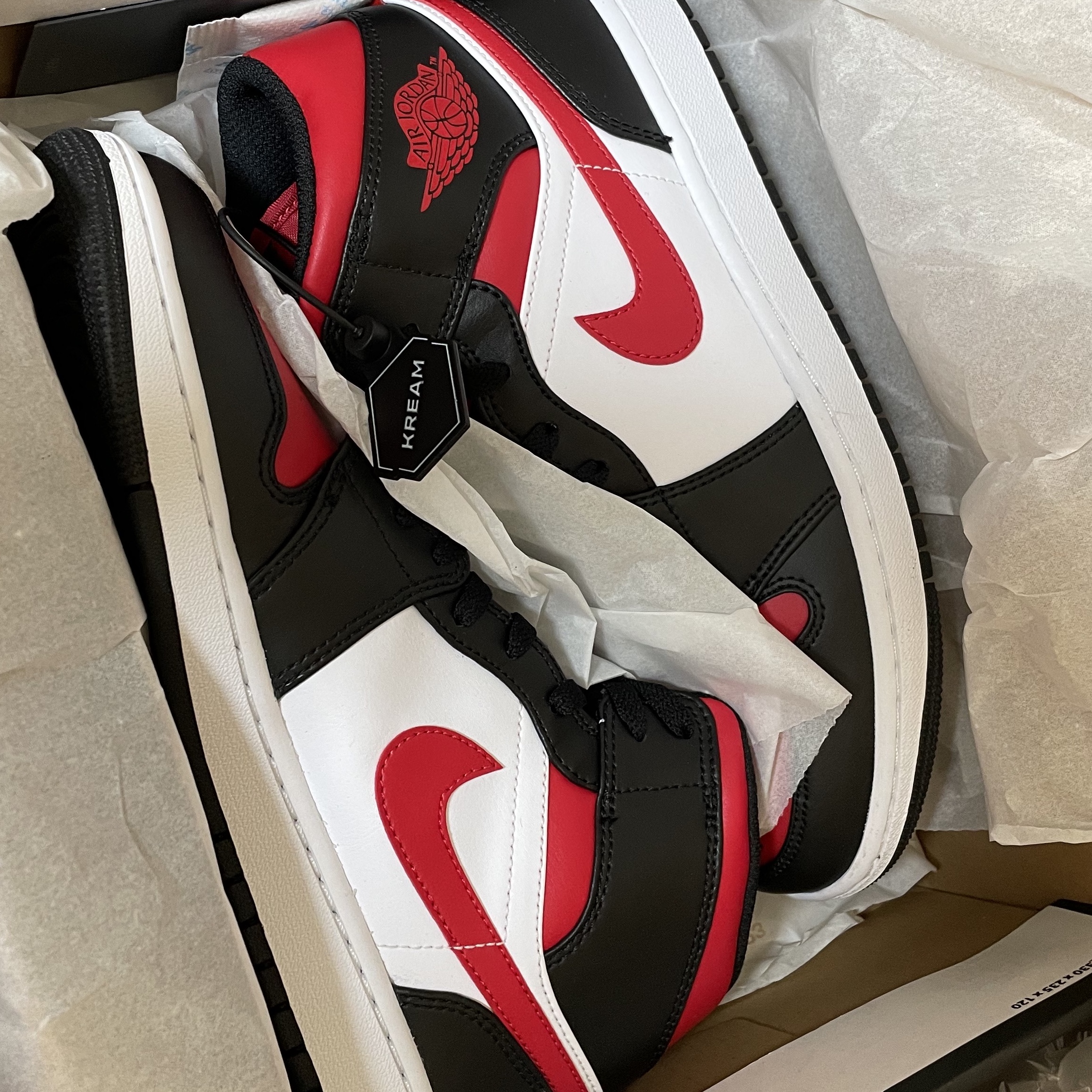 Jordan 1 Mid Black Fire Red 착용 스타일