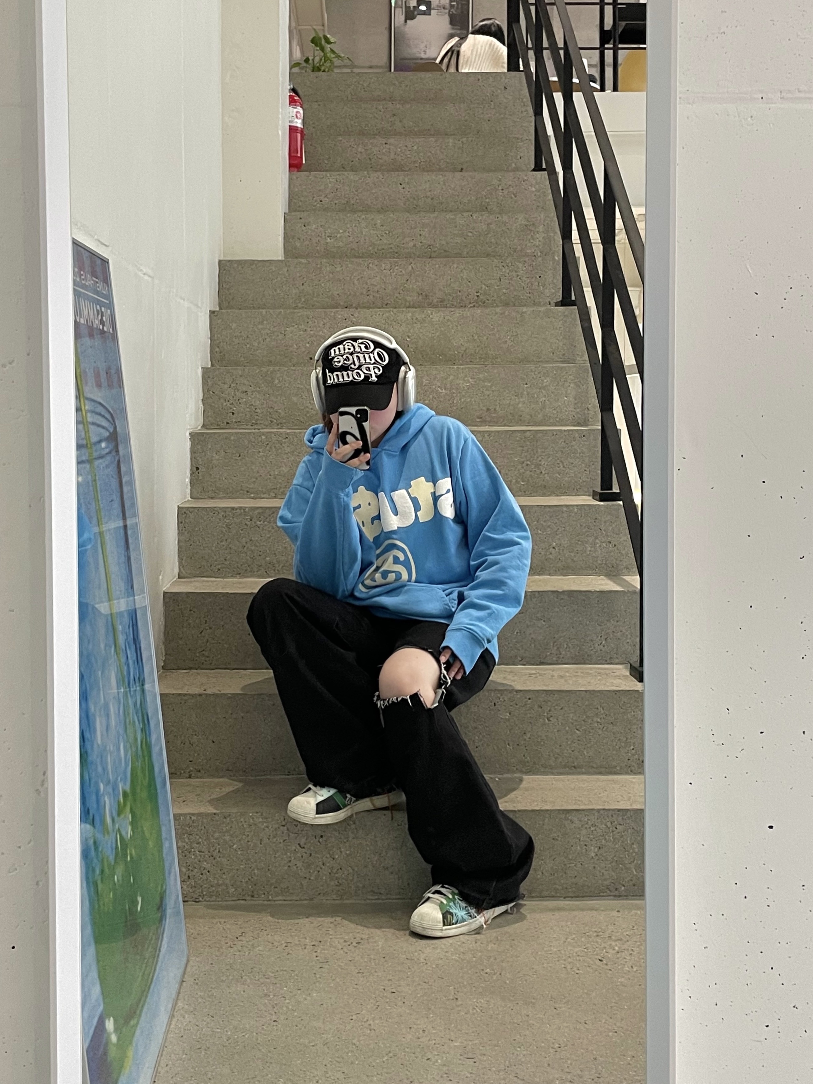 Stussy x Cactus Plant Flea Market 8 Ball Pigment Dyed Hoodie Blue, Apple AirPods Max Lightning Silver (Korean Ver.) 착용 스타일 - 2