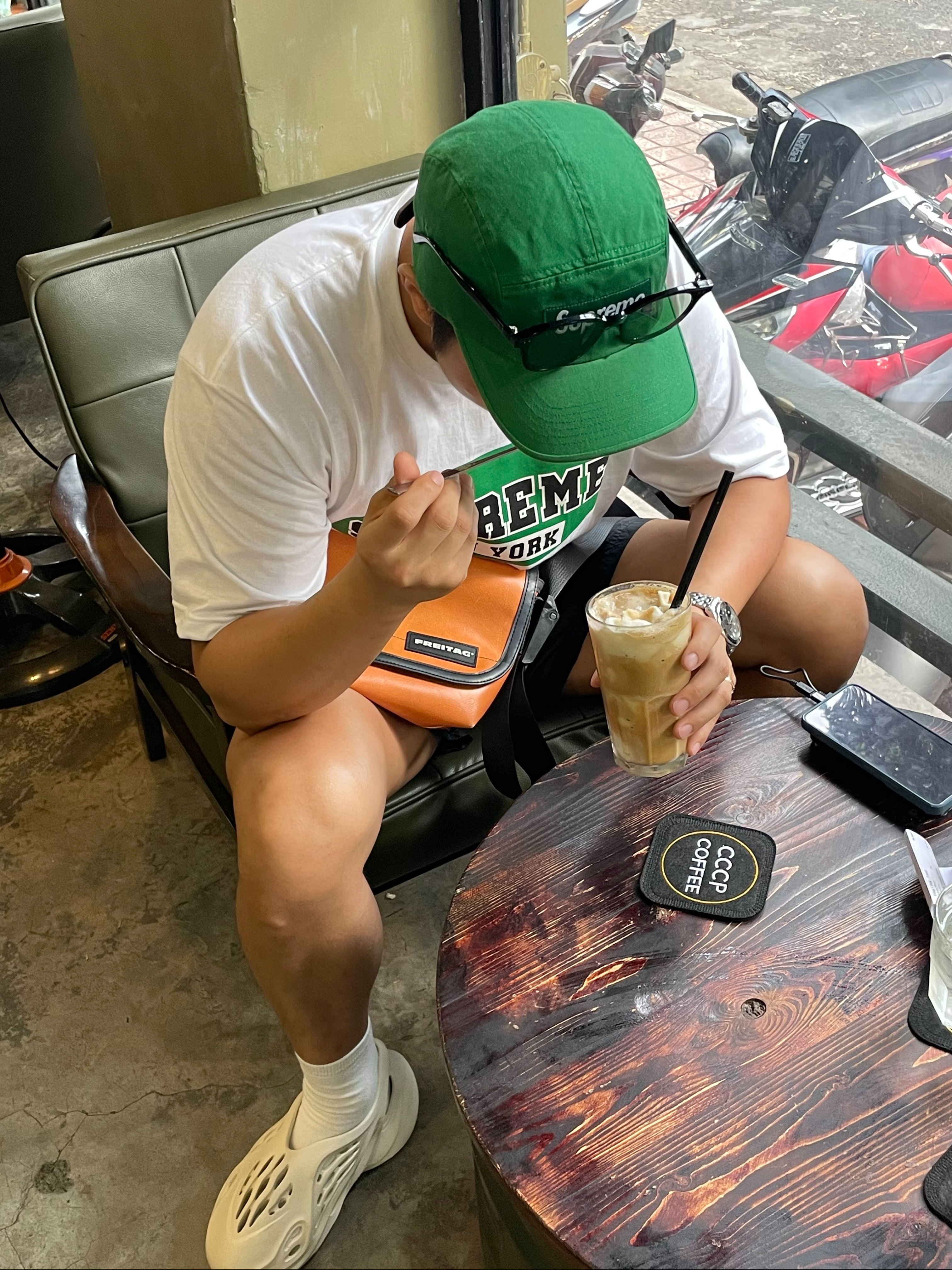 Supreme Washed Chino Twill Camp Cap Green - 22FW, Supreme New York T-Shirt White - 23SS 착용 스타일