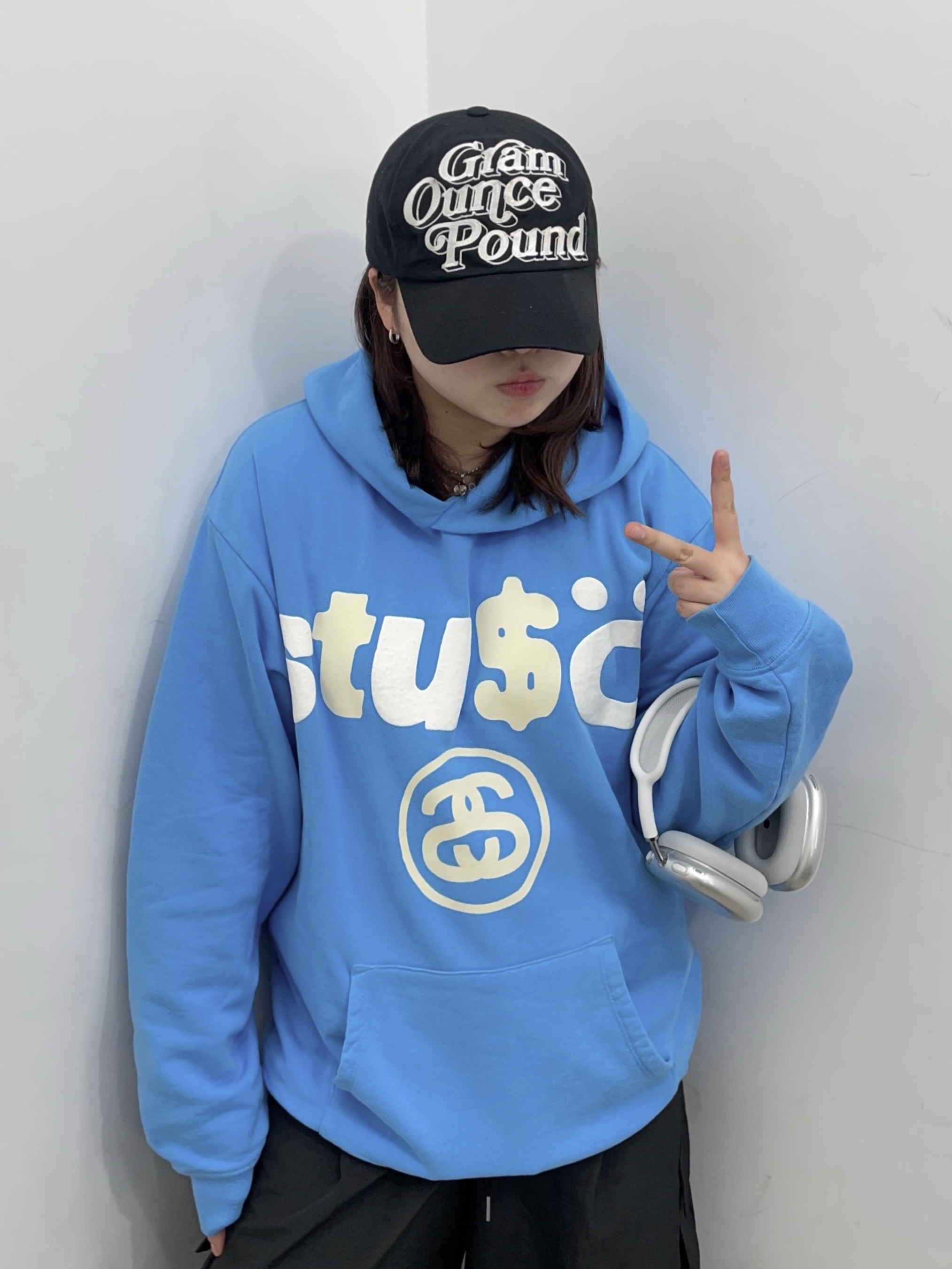 Stussy x Cactus Plant Flea Market 8 Ball Pigment Dyed Hoodie Blue, Apple AirPods Max Lightning Silver (Korean Ver.) 착용 스타일 - 1