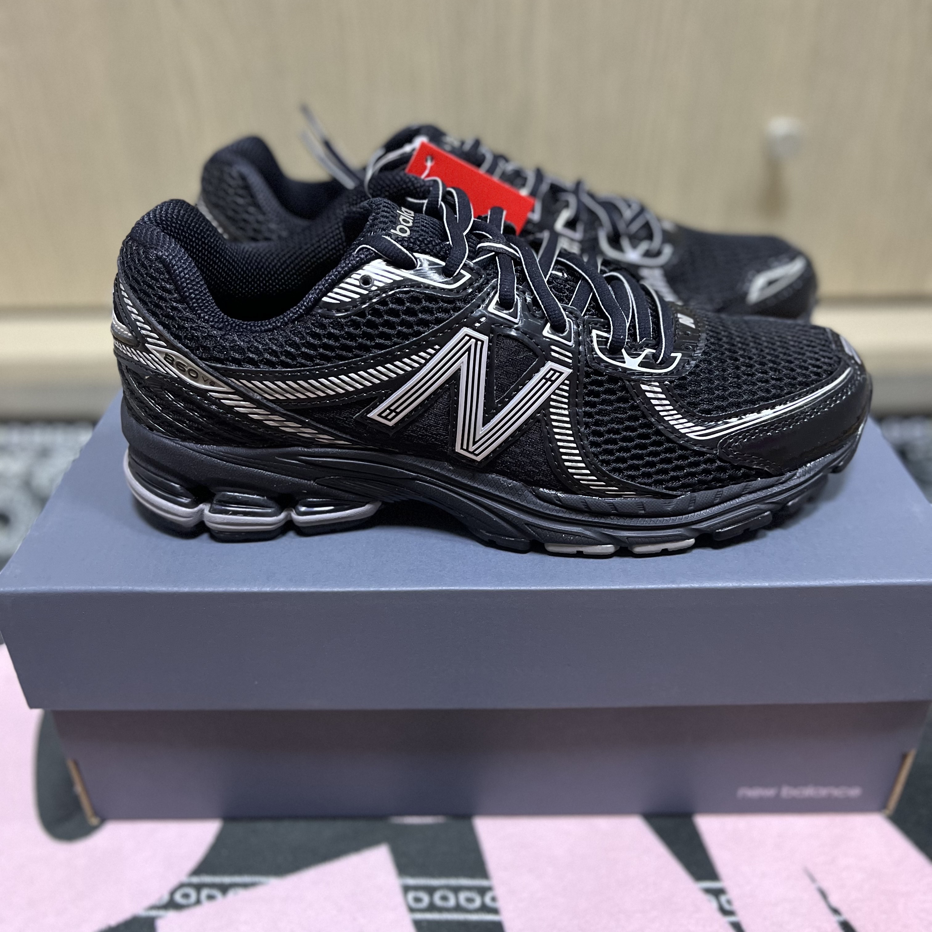 뉴발란스 860v2 블랙 그레이 착용 스타일 - 1