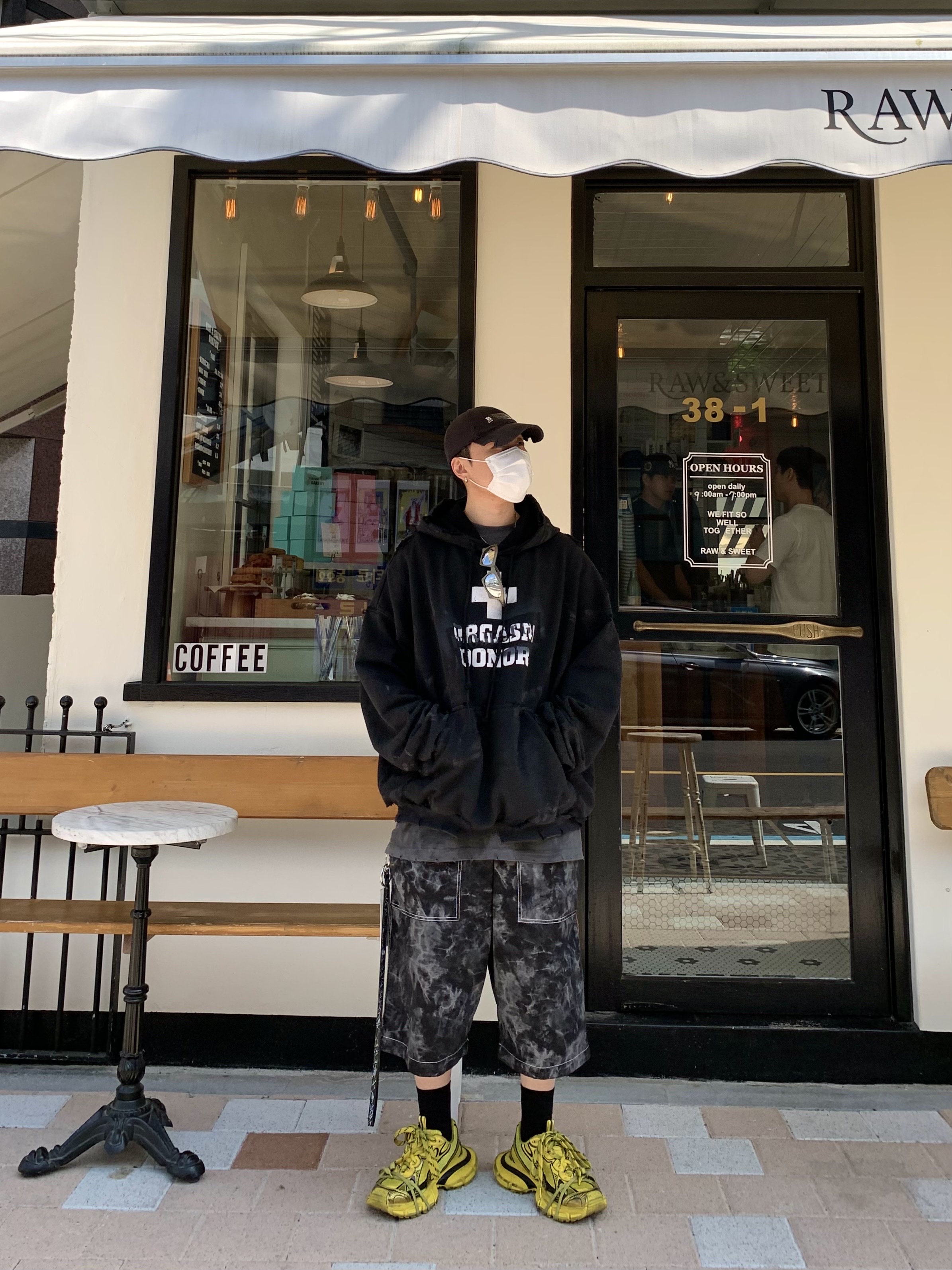 프로젝트 G/R 베리파이드 오르가즘 도너 후드 더티 블랙, 발렌시아가 3XL 스니커즈 옐로우 블랙 착용 스타일 - 1