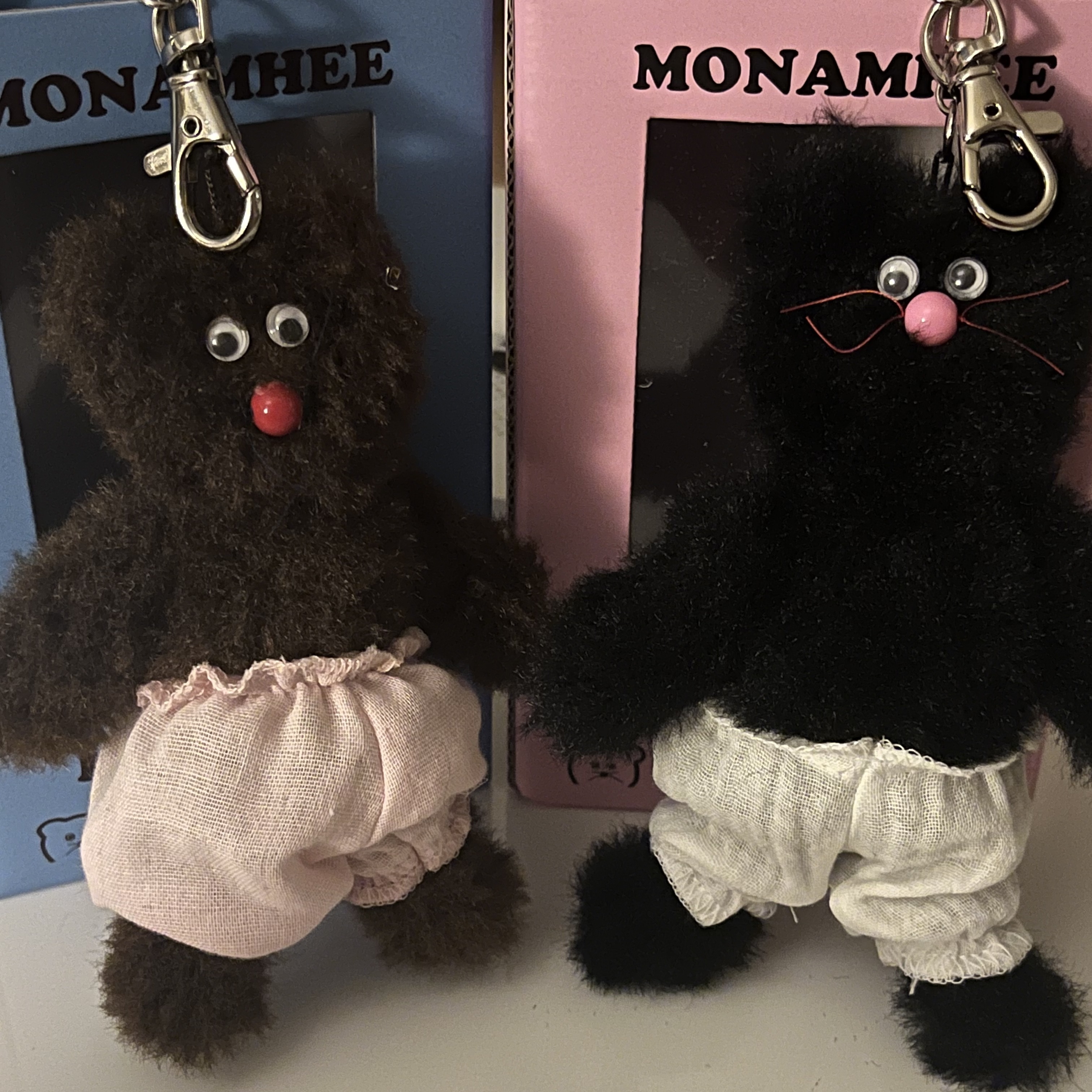 [KREAM 단독] Monamhee Beulpingi Keyring with White Pants Black, Monamhee Bred Keyring with Pink Pants Brown 착용 스타일