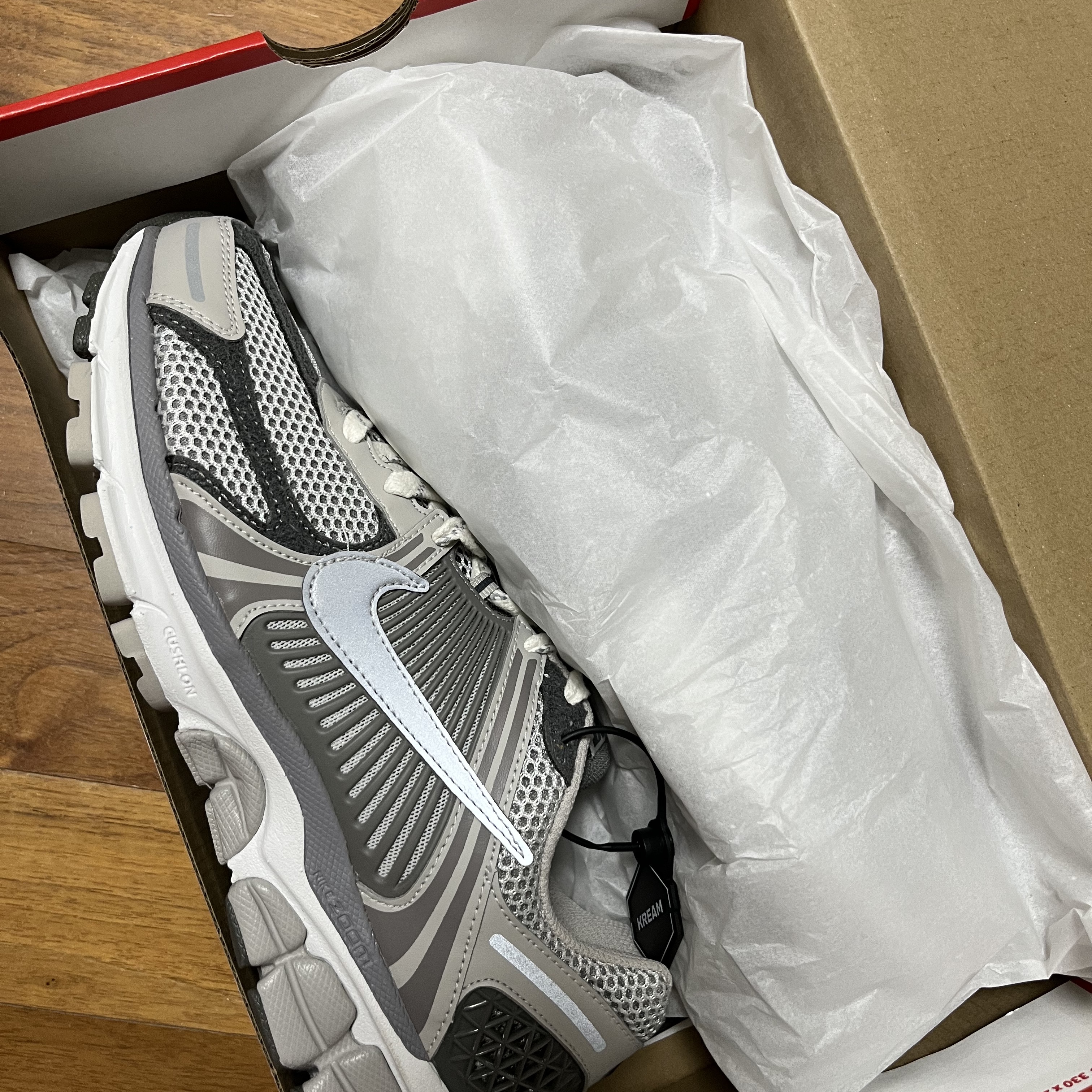 Nike Zoom Vomero 5 PRM Light Iron Ore and Flat Fewter 착용 스타일 - 2