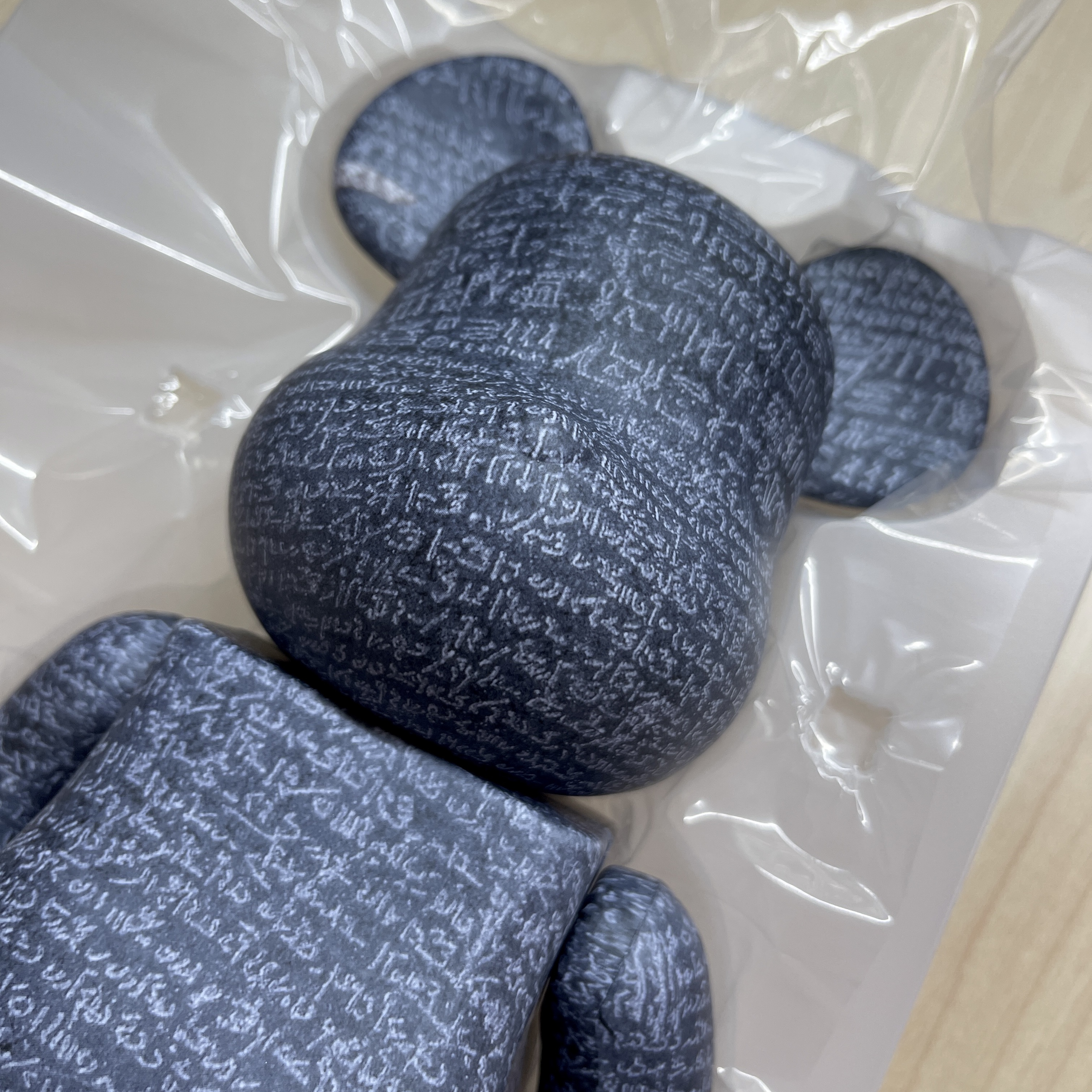 Bearbrick x The British Museum The Rosetta Stone 100% & 400% Set 착용 스타일 - 2