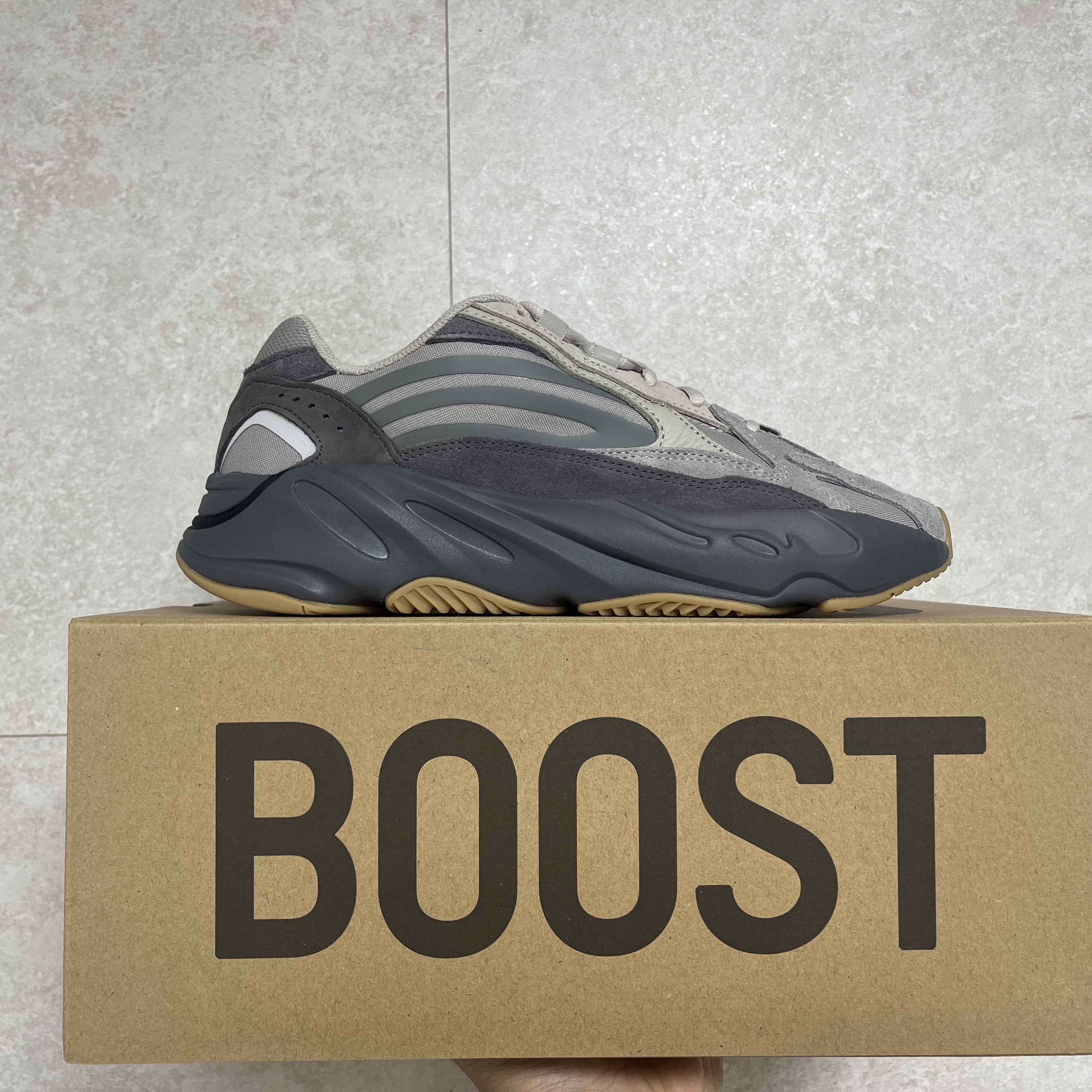 Adidas Yeezy Boost 700 V2 Tephra 2023 착용 스타일