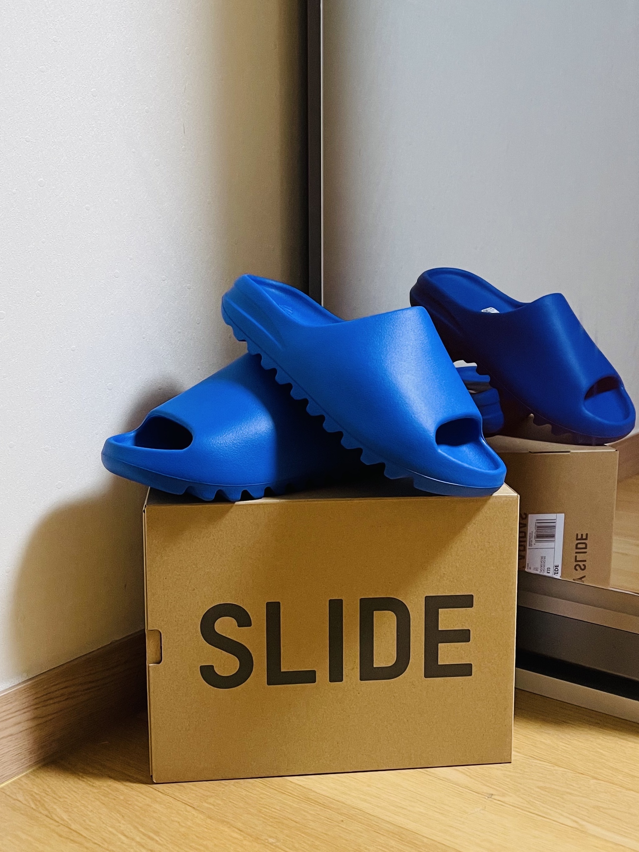 Adidas Yeezy Slide Azure 착용 스타일