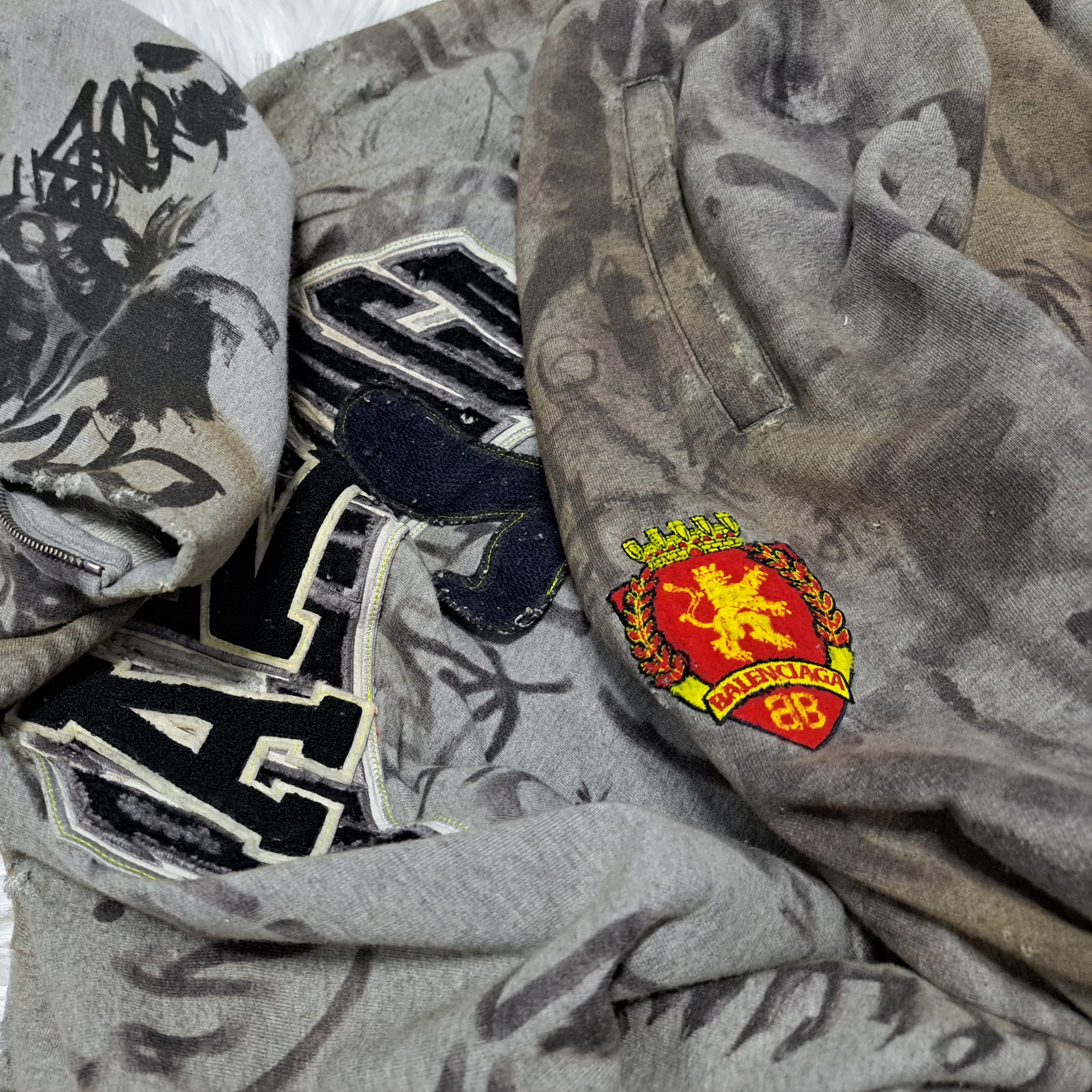 Balenciaga Skater Graffiti Zip-Up Hoodie Heather Grey, Balenciaga Skater Baggy Sweatpants Grey 착용 스타일