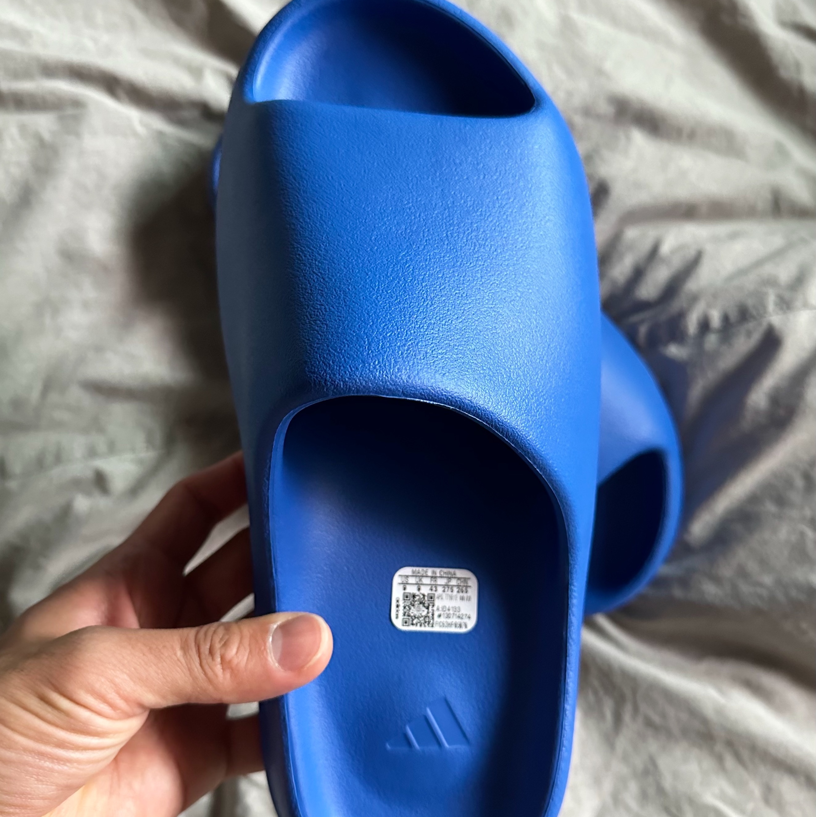 Adidas Yeezy Slide Azure 착용 스타일 - 2