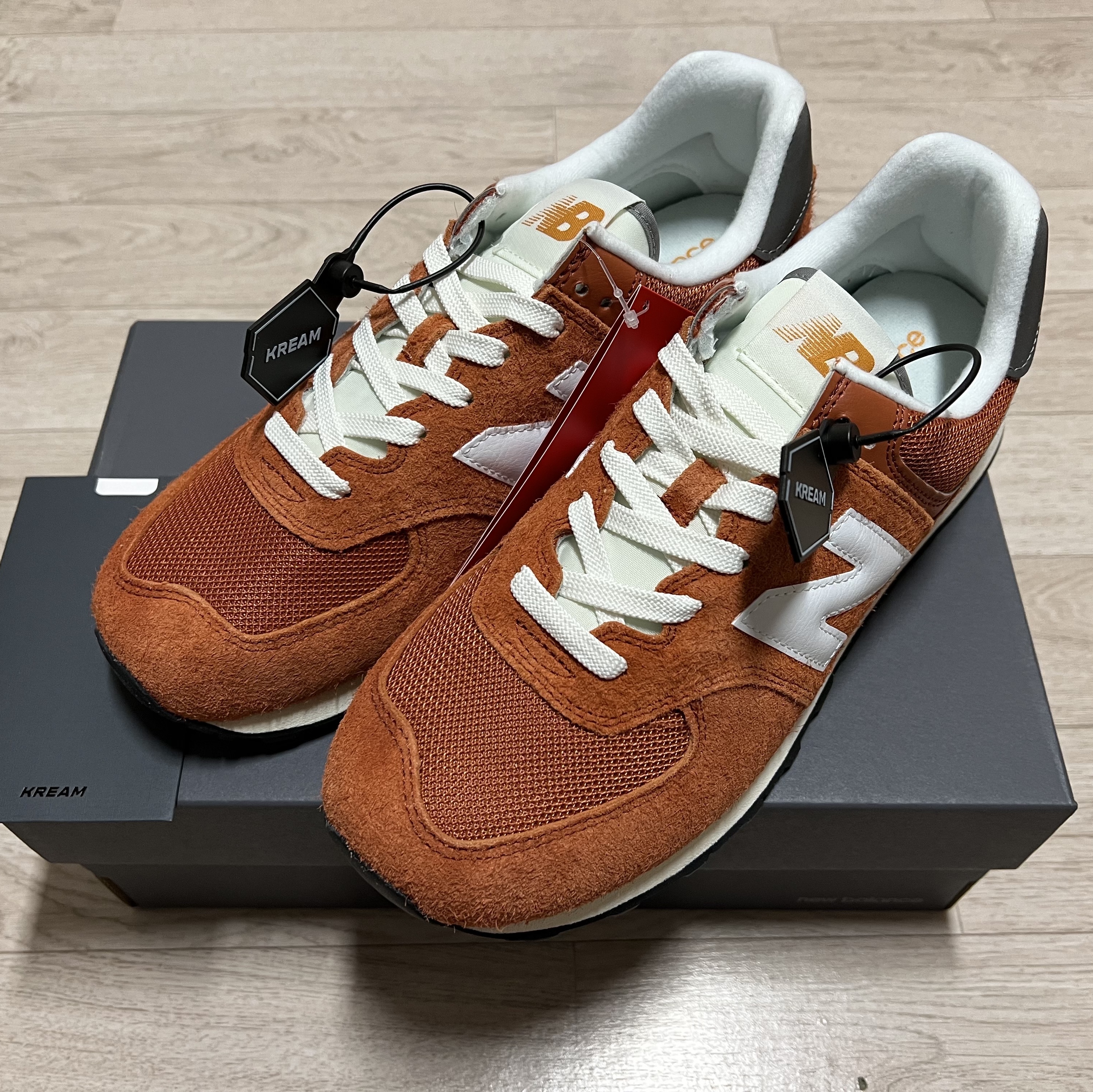 New Balance 574 Heritage Orange Burst White 착용 스타일
