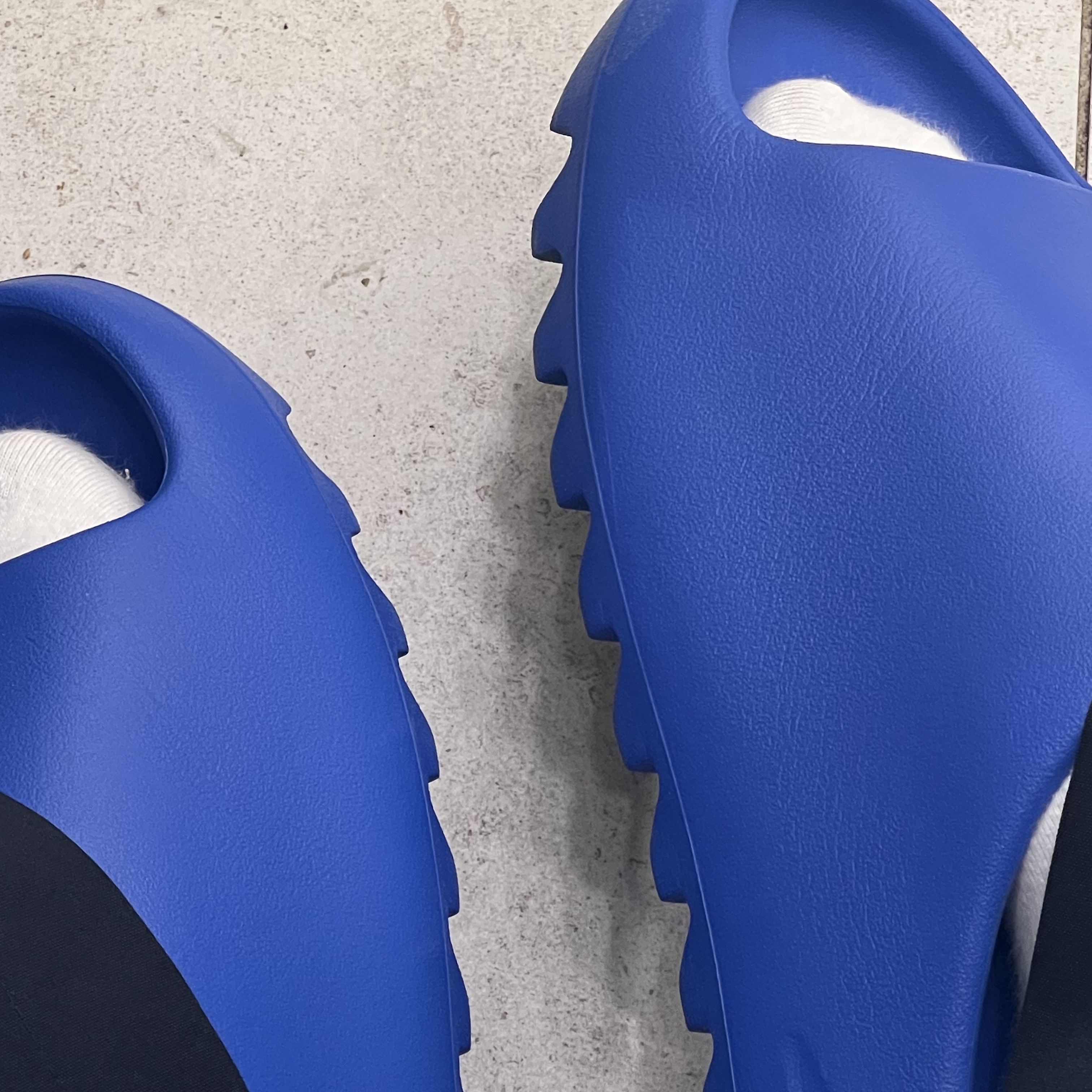 Adidas Yeezy Slide Azure 착용 스타일 - 2