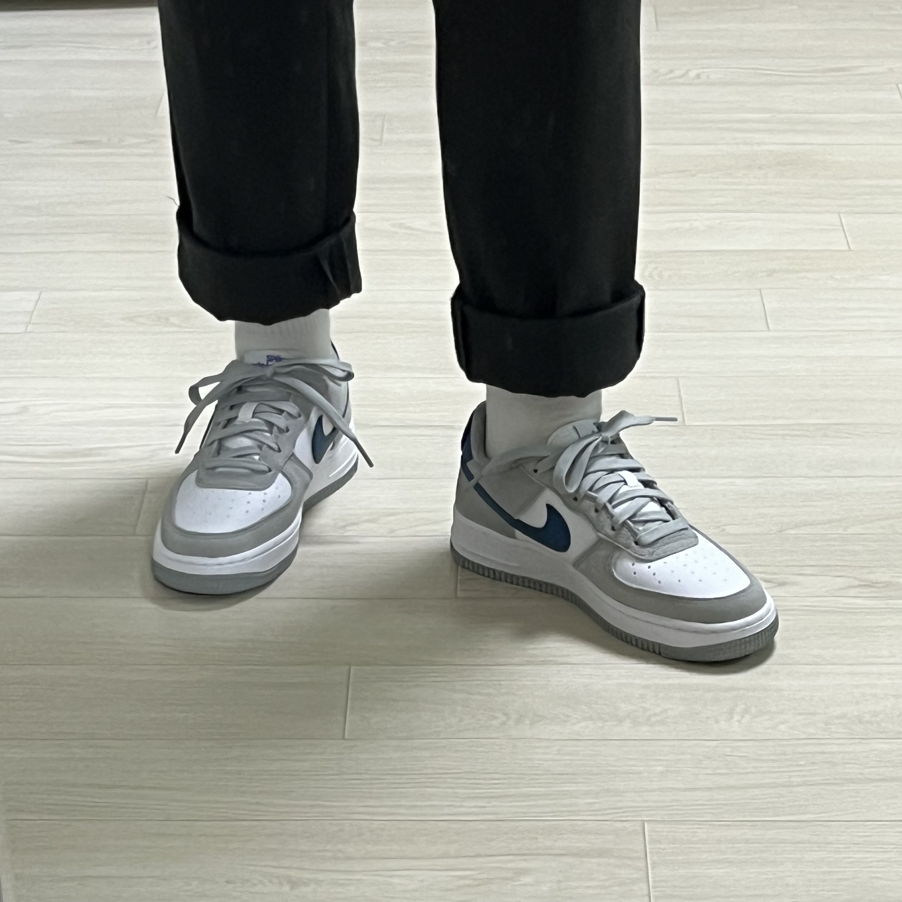 (GS) Nike Air Force 1 LV8 Athletic Club Light Smoke Grey Marina 착용 스타일 - 4
