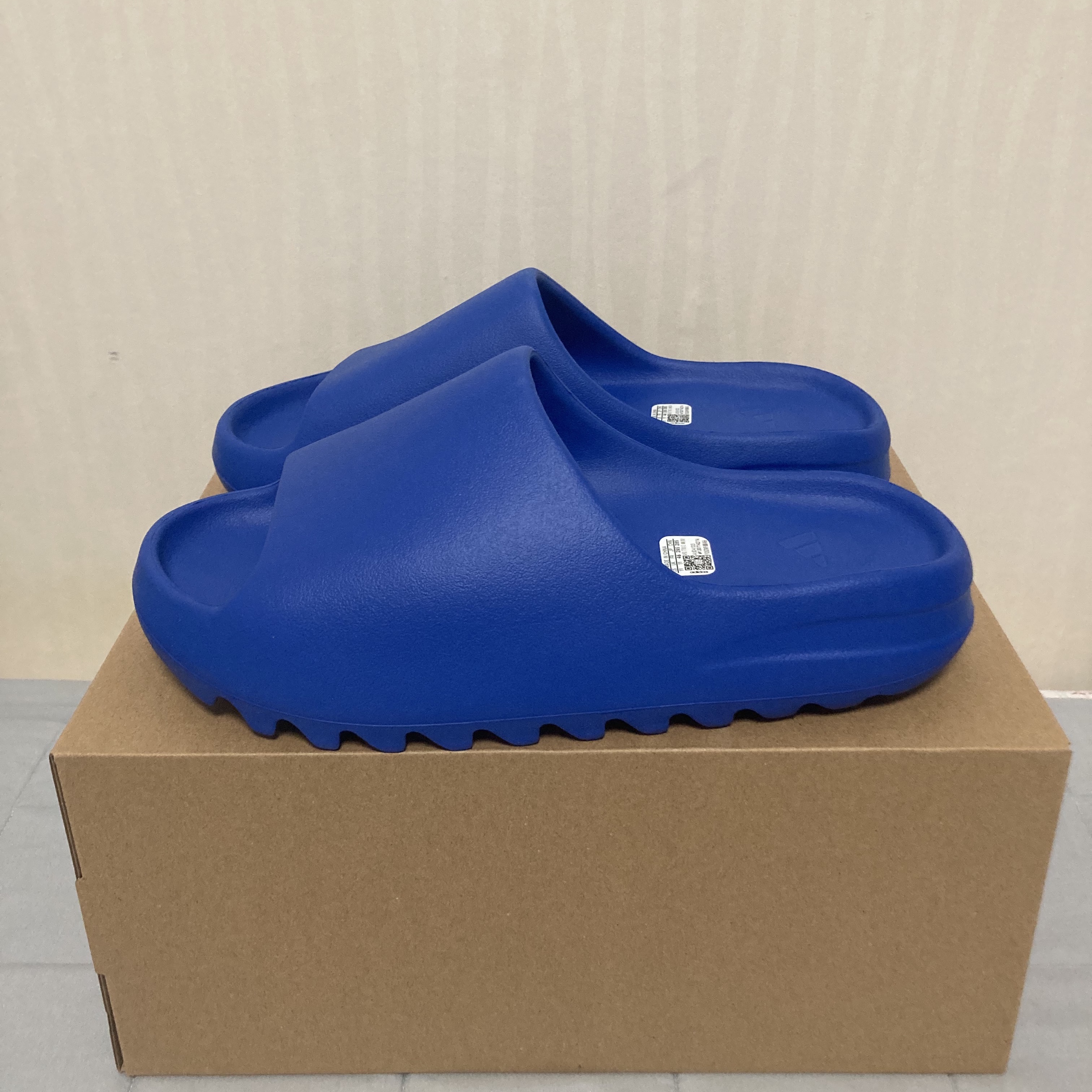Adidas Yeezy Slide Azure 착용 스타일 - 1