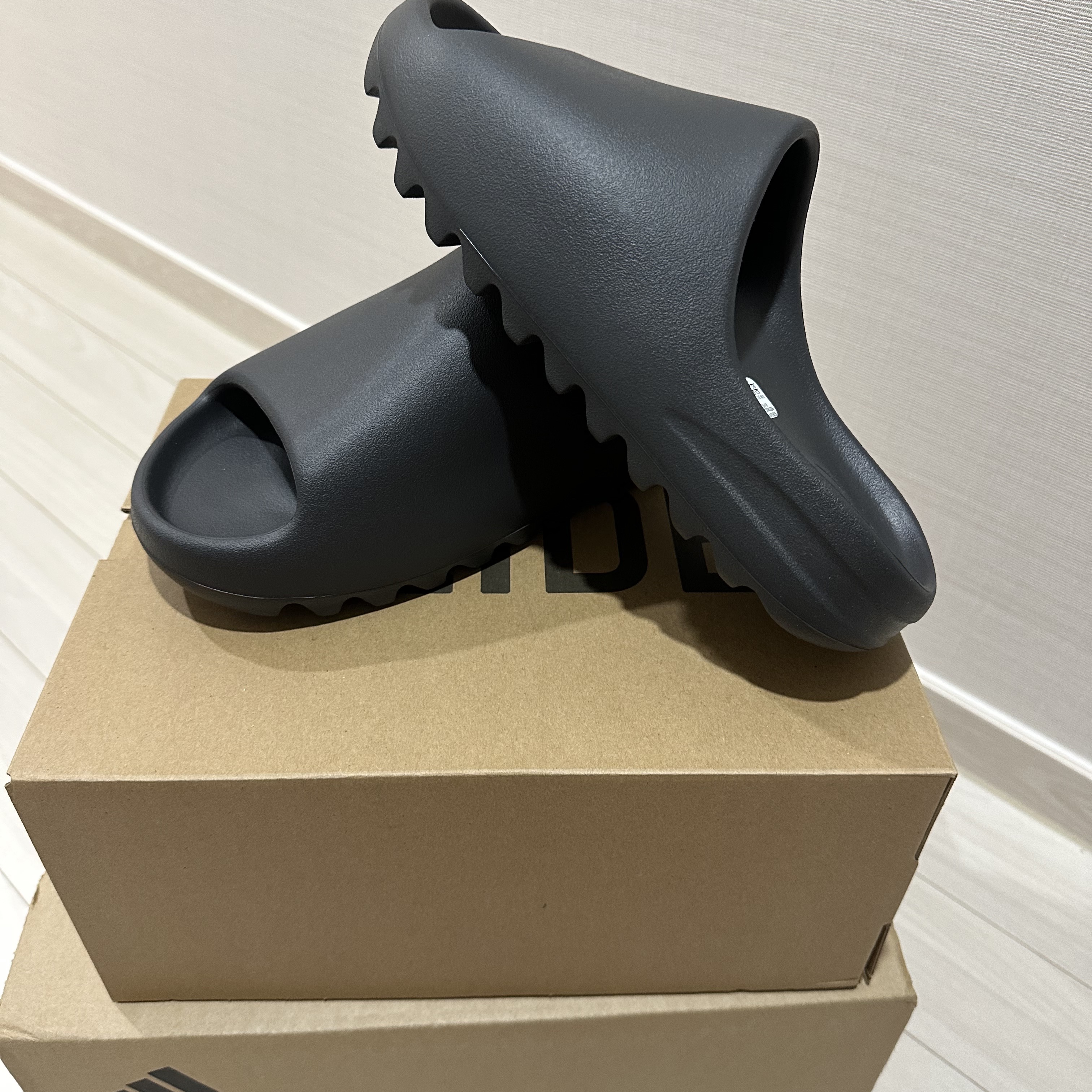 Adidas Yeezy Slide Onyx 착용 스타일 - 1