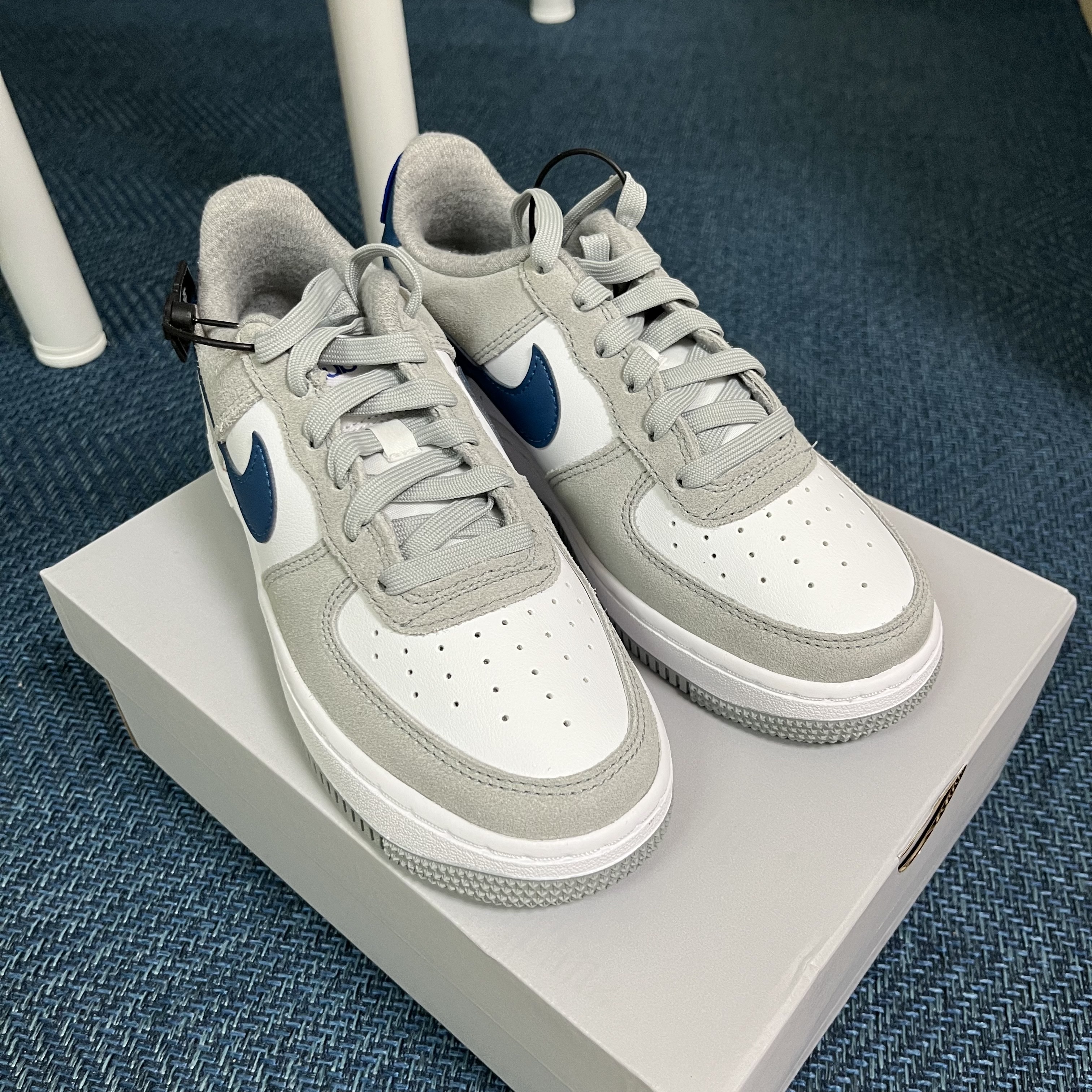 (GS) Nike Air Force 1 LV8 Athletic Club Light Smoke Grey Marina 착용 스타일 - 3