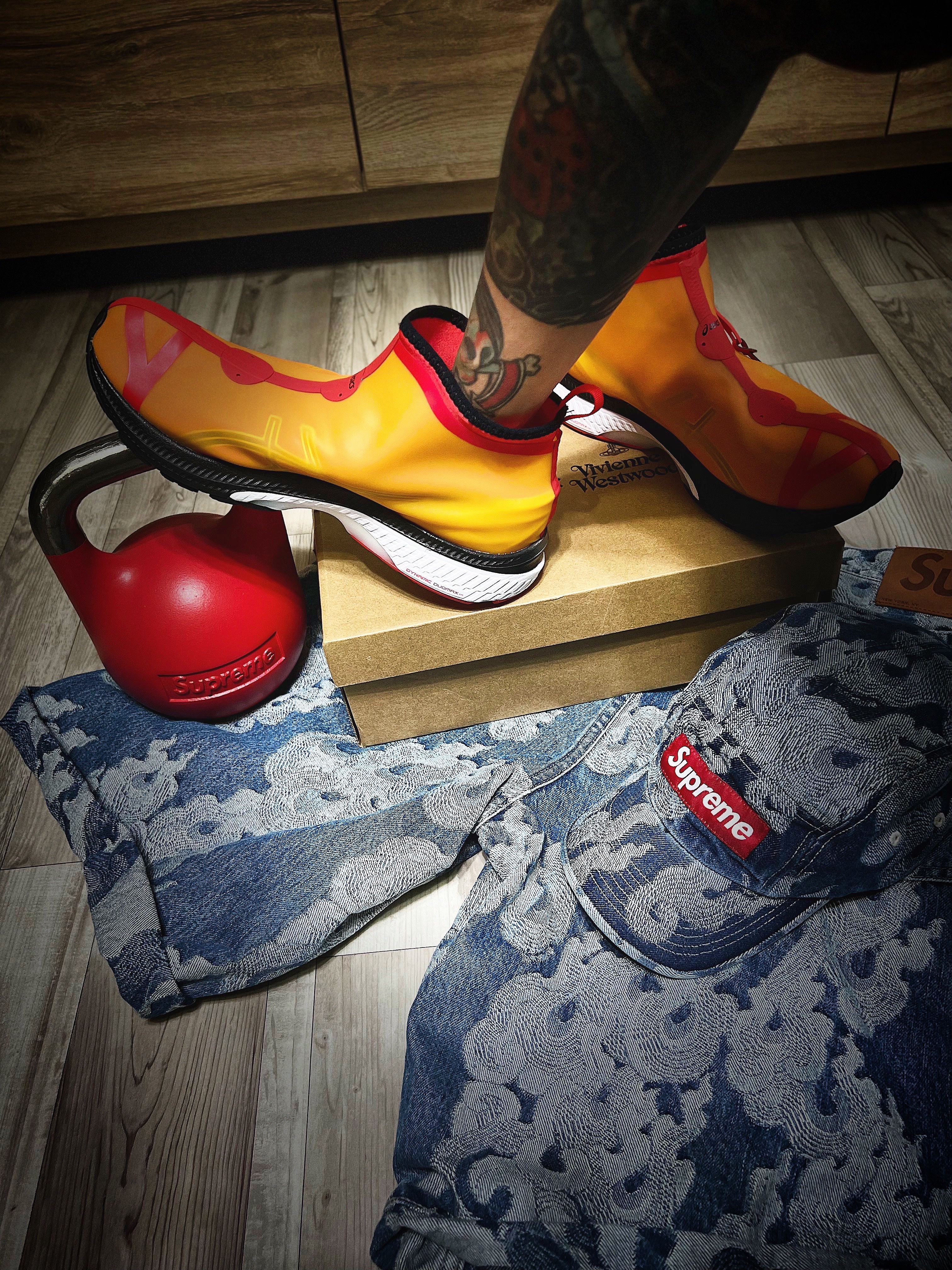 Asics x Vivienne Westwood Gel-Kayano 27 LTX Citrus, Supreme Tru Grit 6KG Kettlebell Red - 22FW 착용 스타일 - 3